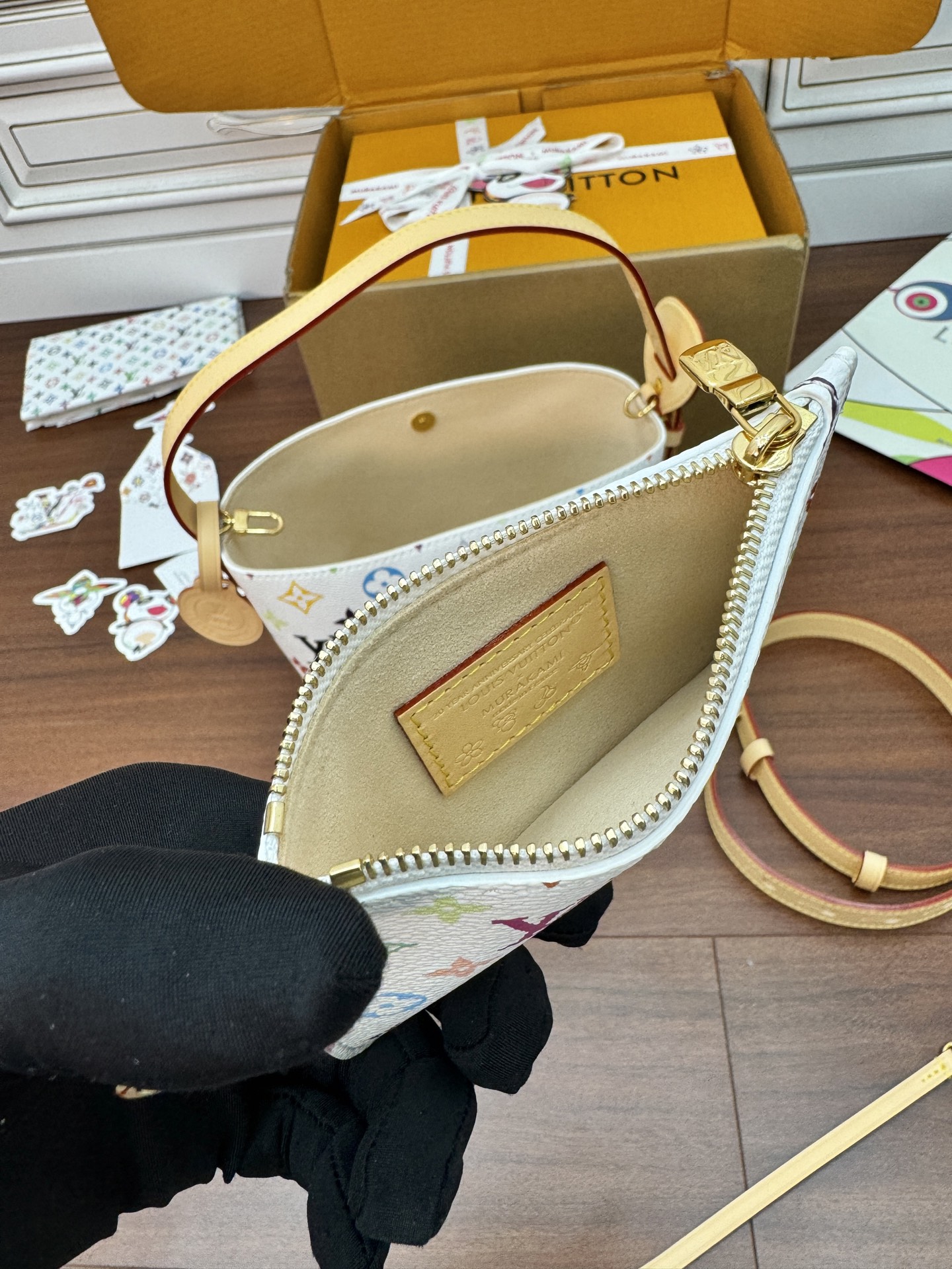 特級芯片 LOUIS VUITTON Takashi Murakami 村上隆 LV 路易威登  牛皮革 斜挎包 单肩包 双肩包 水桶 手提包 白彩色 M13089