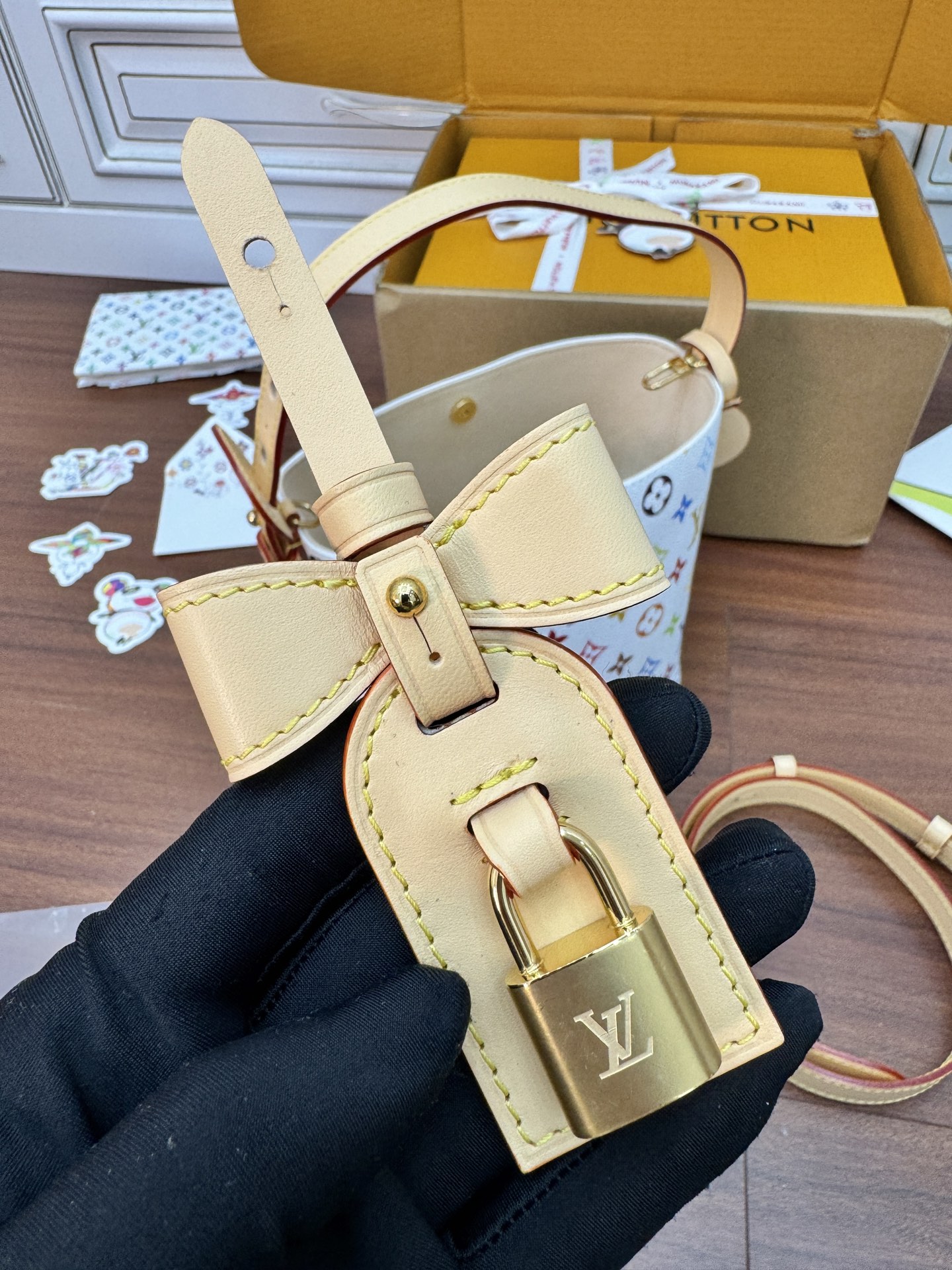 特級芯片 LOUIS VUITTON Takashi Murakami 村上隆 LV 路易威登  牛皮革 斜挎包 单肩包 双肩包 水桶 手提包 白彩色 M13089