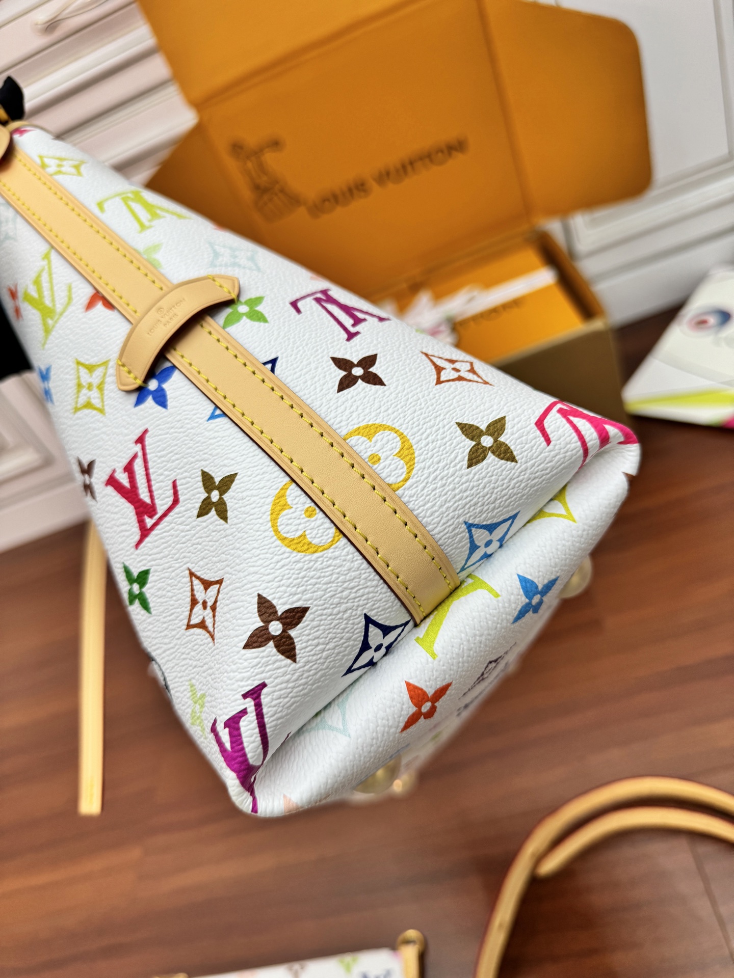 特級芯片 LOUIS VUITTON Takashi Murakami 村上隆 LV 路易威登  牛皮革 斜挎包 单肩包 双肩包 水桶 手提包 白三彩 M13661