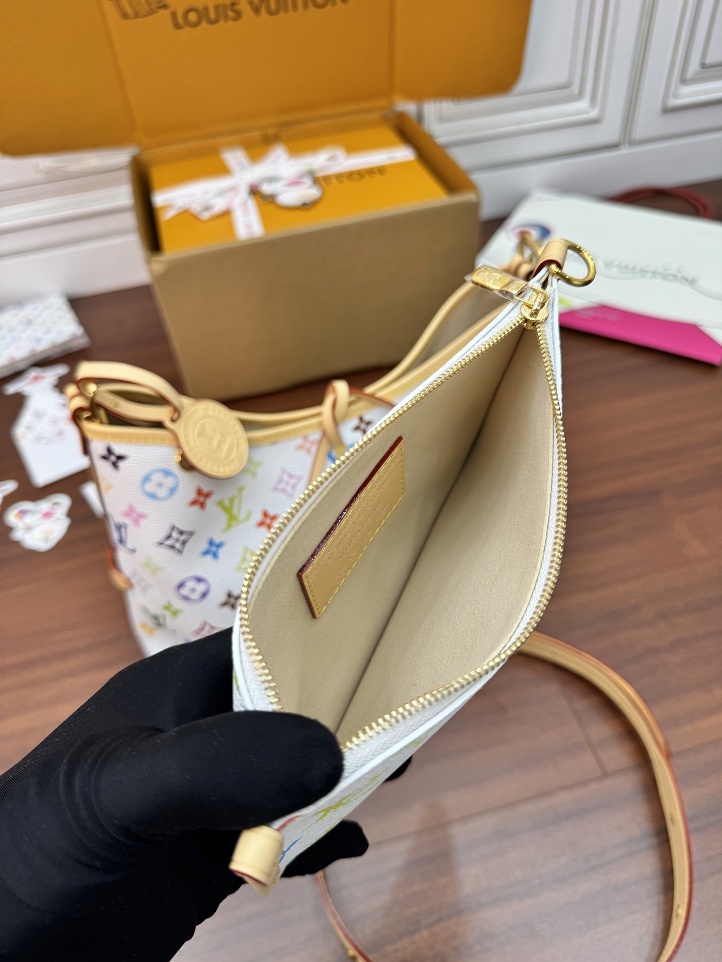 特級芯片 LOUIS VUITTON Takashi Murakami 村上隆 LV 路易威登  牛皮革 斜挎包 单肩包 双肩包 水桶 手提包 白三彩 M13661