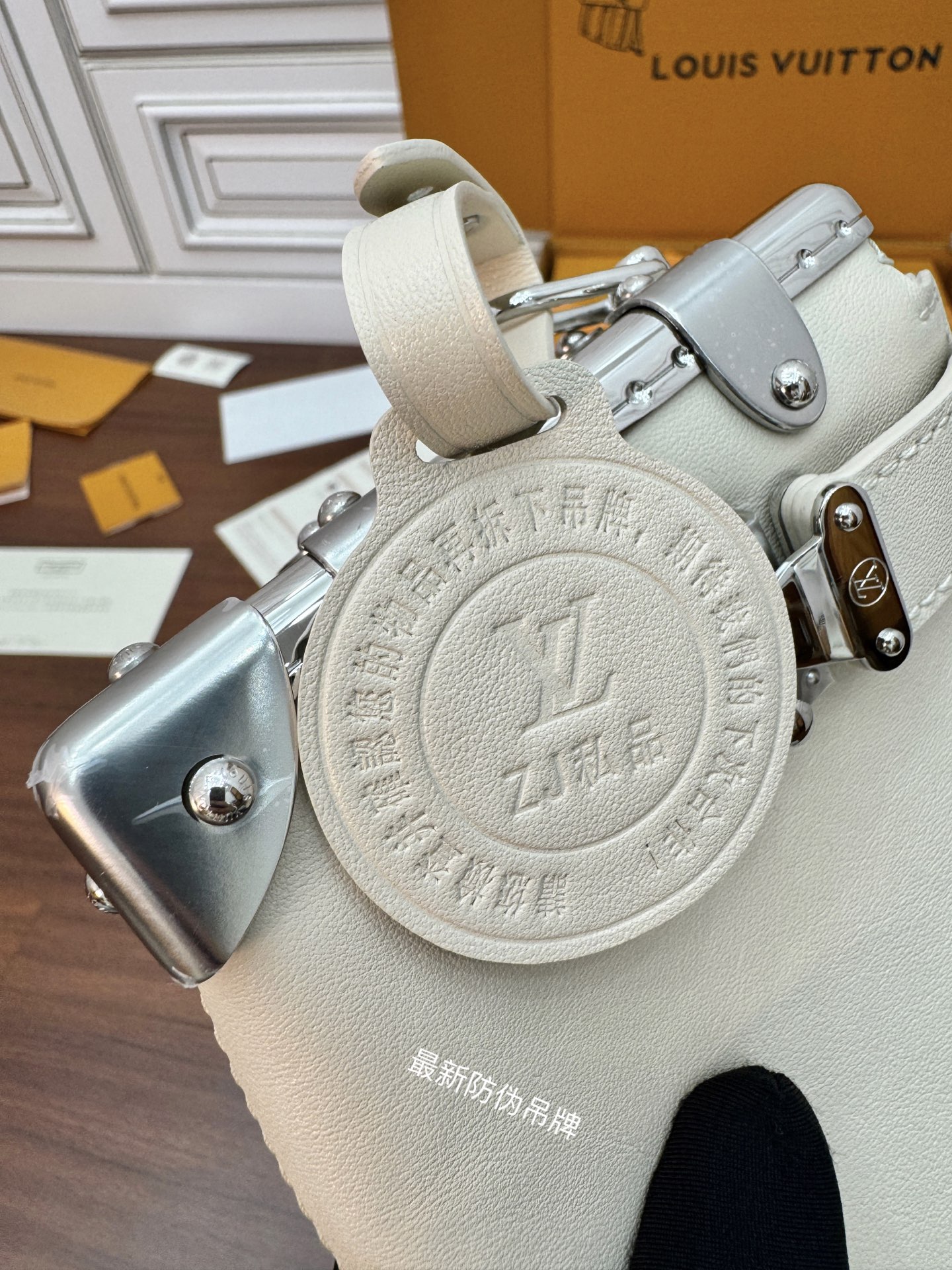 特級芯片 LOUIS VUITTON Slim Trunk 可拆卸可调节肩带拉链开合 LV 路易威登  牛皮革 斜挎包 单肩包 双肩包 水桶 手提包 米白 M12560