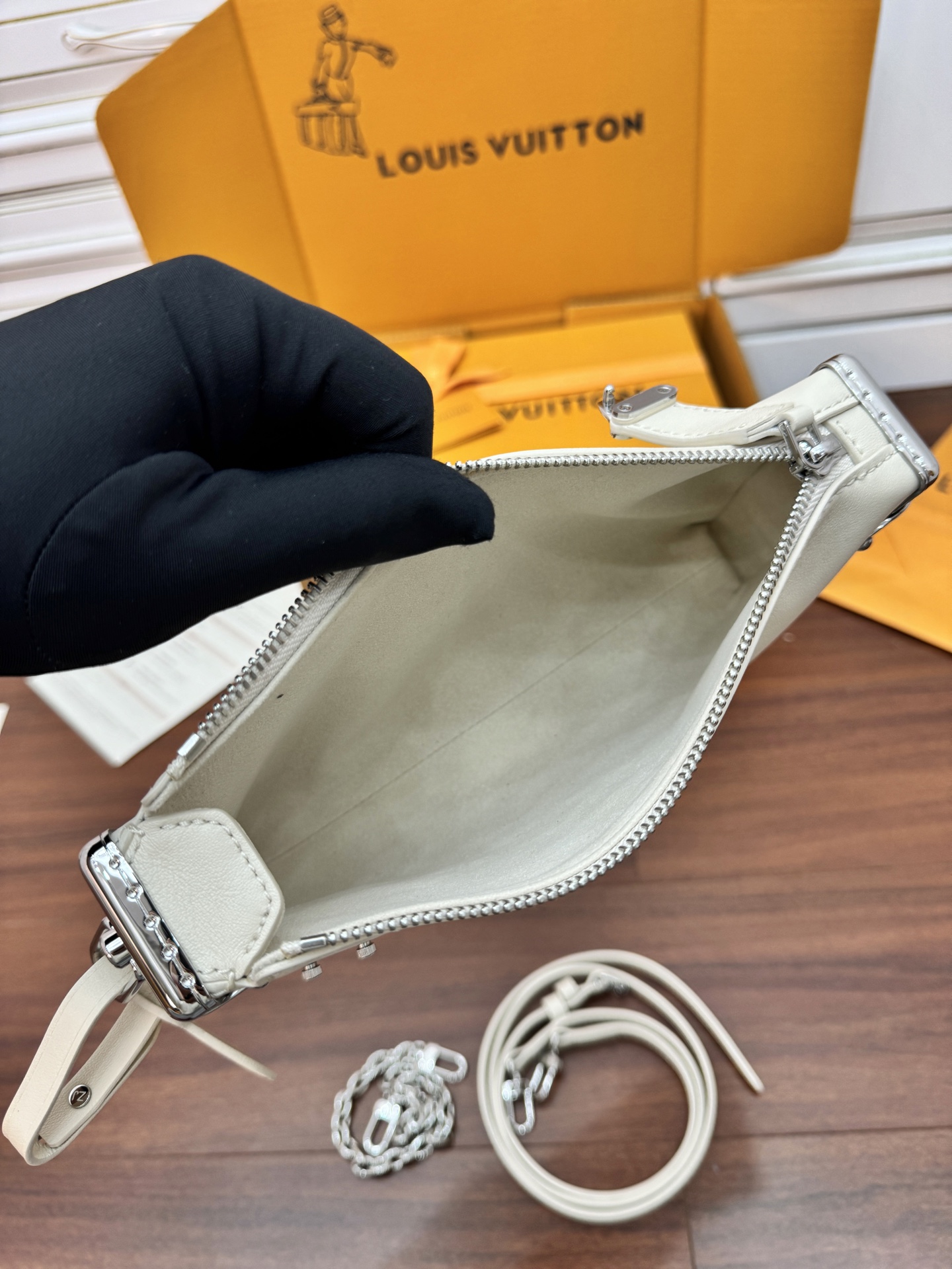 特級芯片 LOUIS VUITTON Slim Trunk 可拆卸可调节肩带拉链开合 LV 路易威登  牛皮革 斜挎包 单肩包 双肩包 水桶 手提包 米白 M12560