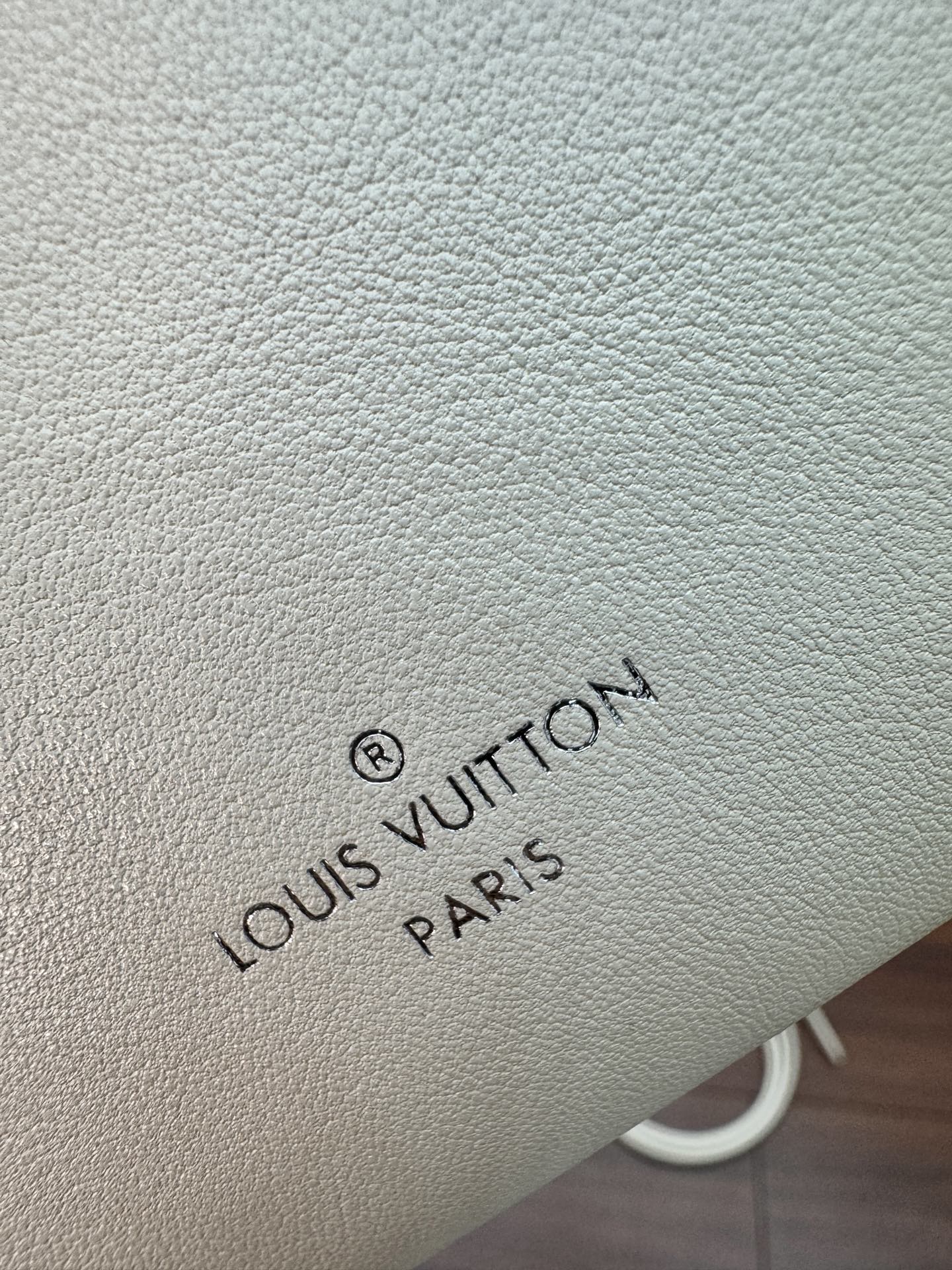 特級芯片 LOUIS VUITTON Slim Trunk 可拆卸可调节肩带拉链开合 LV 路易威登  牛皮革 斜挎包 单肩包 双肩包 水桶 手提包 米白 M12560