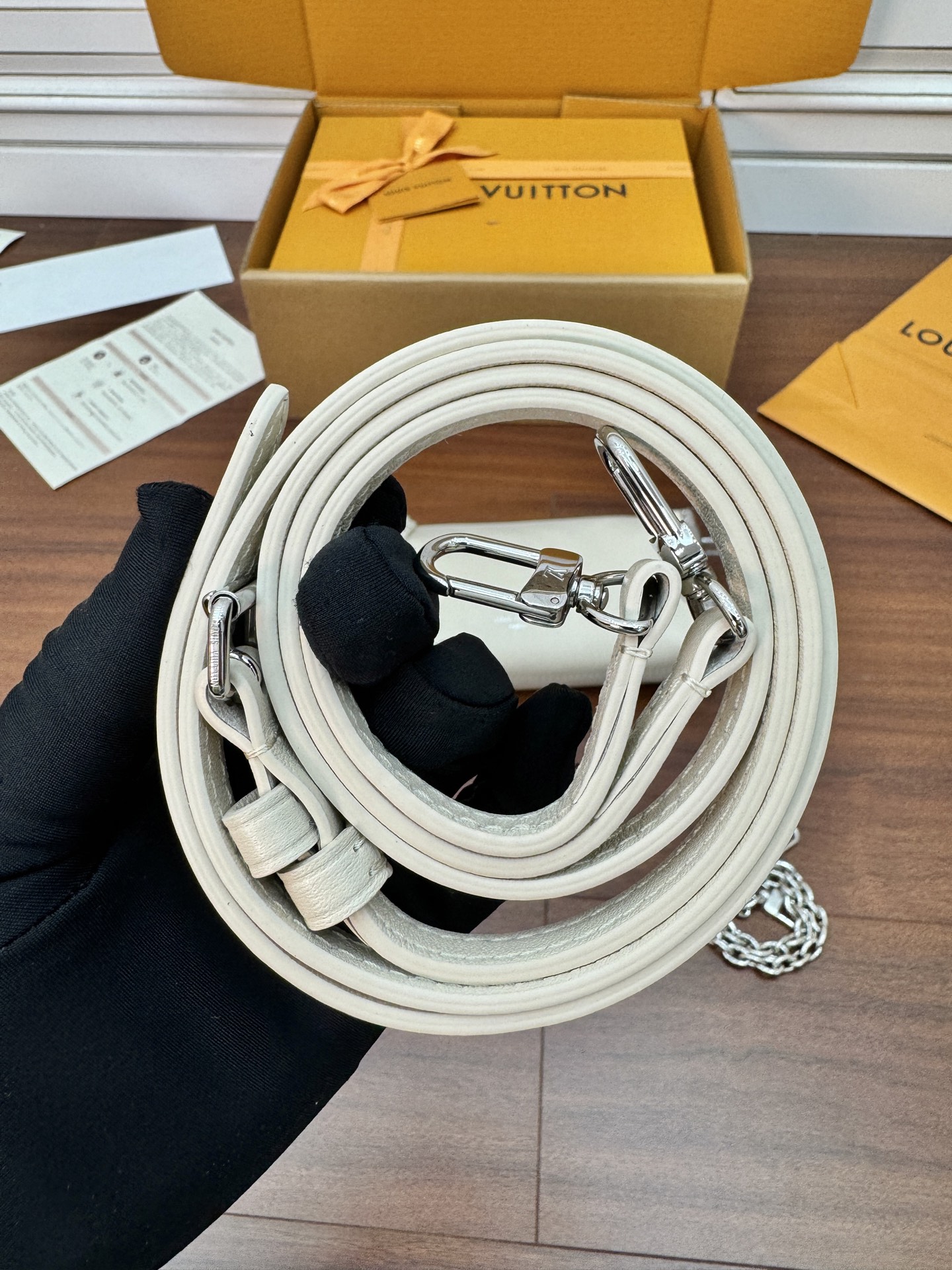 特級芯片 LOUIS VUITTON Slim Trunk 可拆卸可调节肩带拉链开合 LV 路易威登  牛皮革 斜挎包 单肩包 双肩包 水桶 手提包 米白 M12560