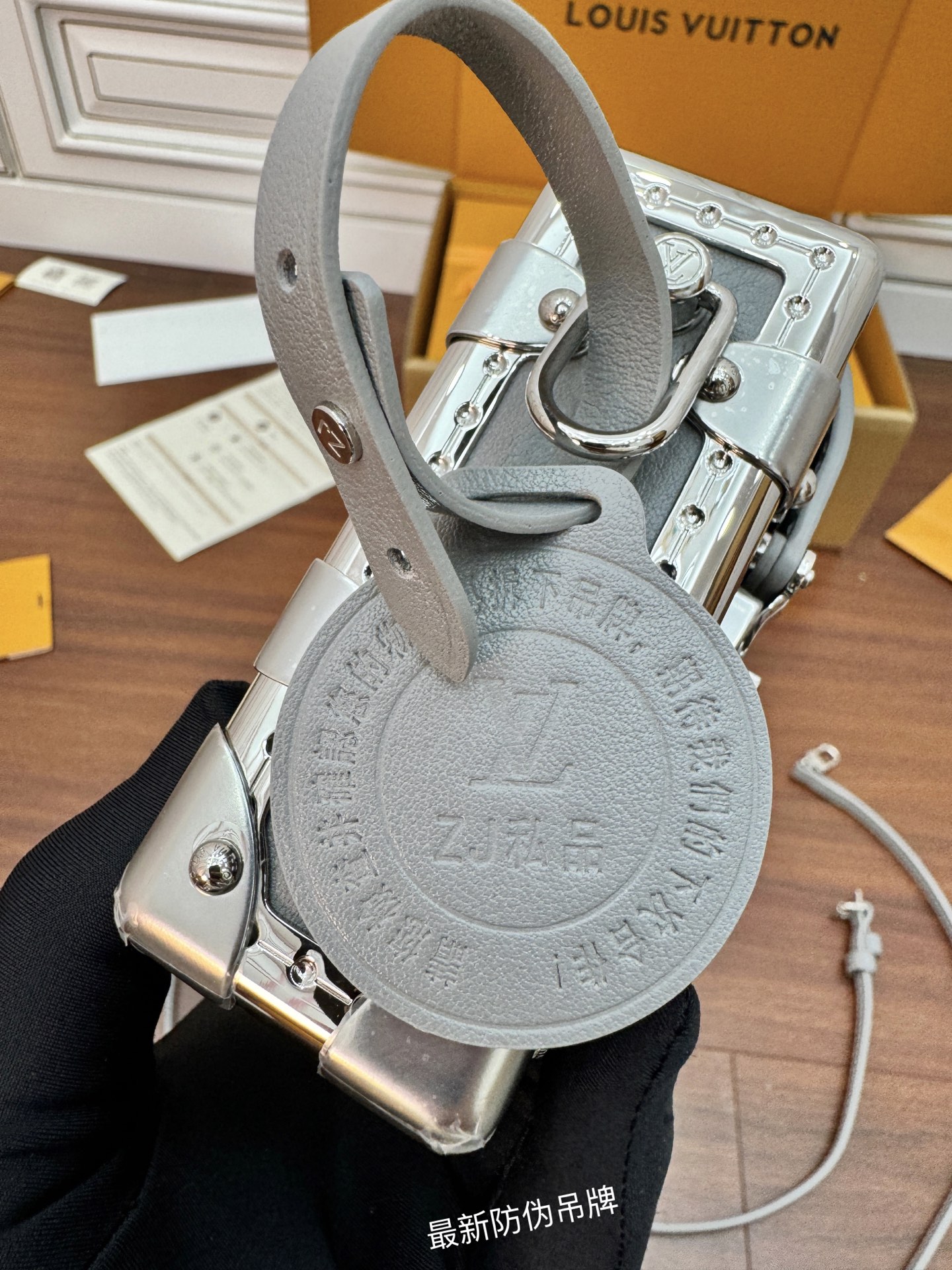 特級芯片 LOUIS VUITTON Slim Trunk 可拆卸可调节肩带拉链开合 LV 路易威登  牛皮革 斜挎包 单肩包 双肩包 水桶 手提包 灰色 M12596