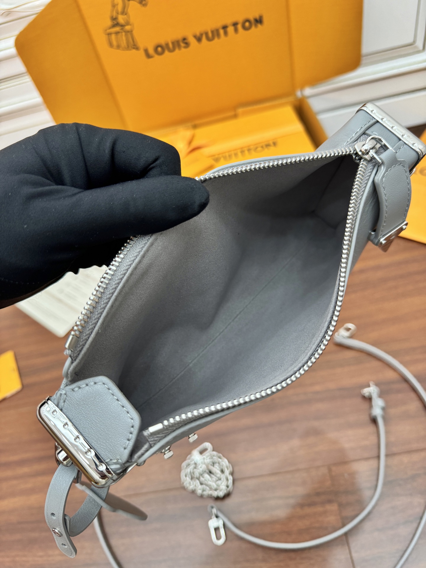 特級芯片 LOUIS VUITTON Slim Trunk 可拆卸可调节肩带拉链开合 LV 路易威登  牛皮革 斜挎包 单肩包 双肩包 水桶 手提包 灰色 M12596