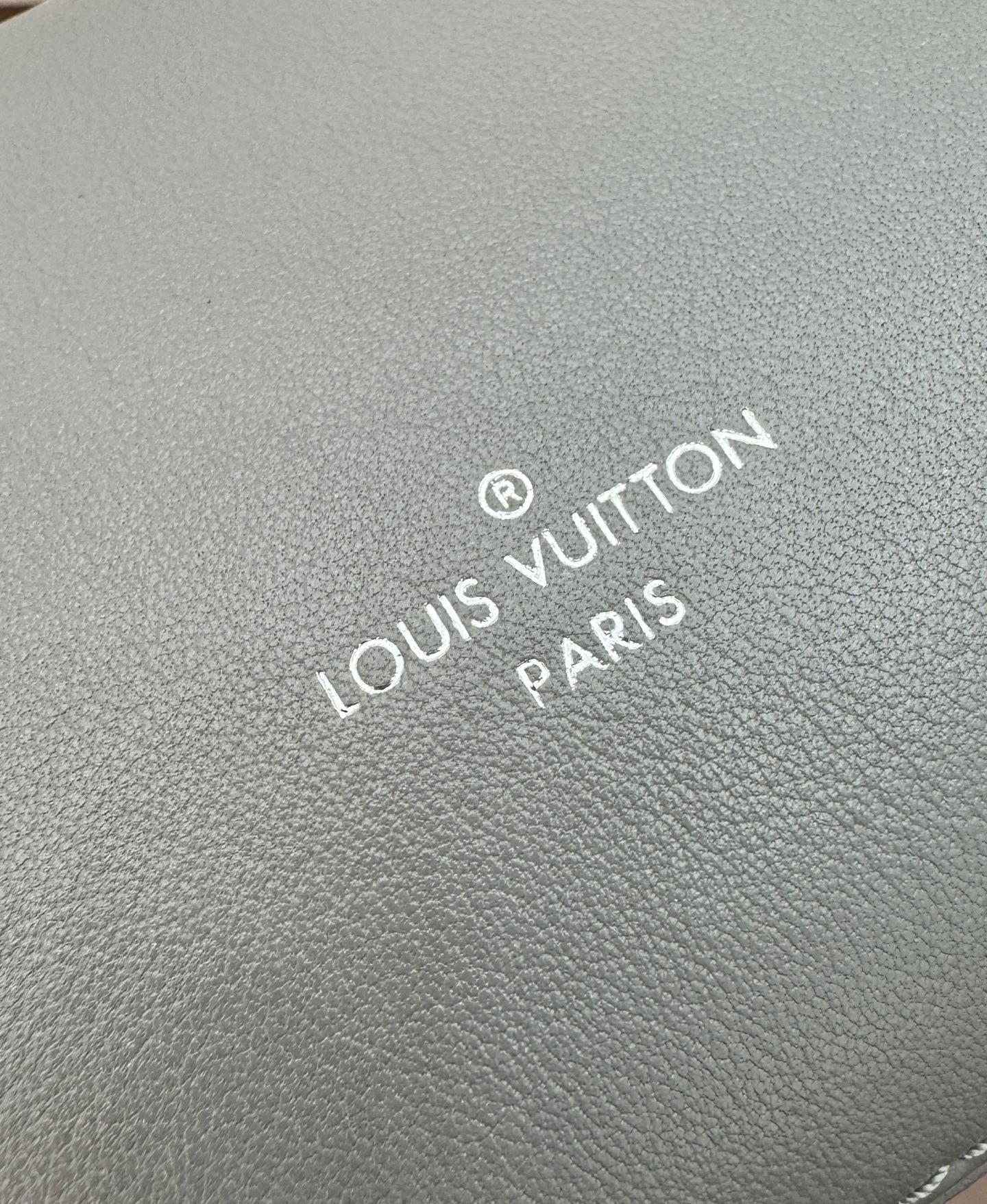 特級芯片 LOUIS VUITTON Slim Trunk 可拆卸可调节肩带拉链开合 LV 路易威登  牛皮革 斜挎包 单肩包 双肩包 水桶 手提包 灰色 M12596