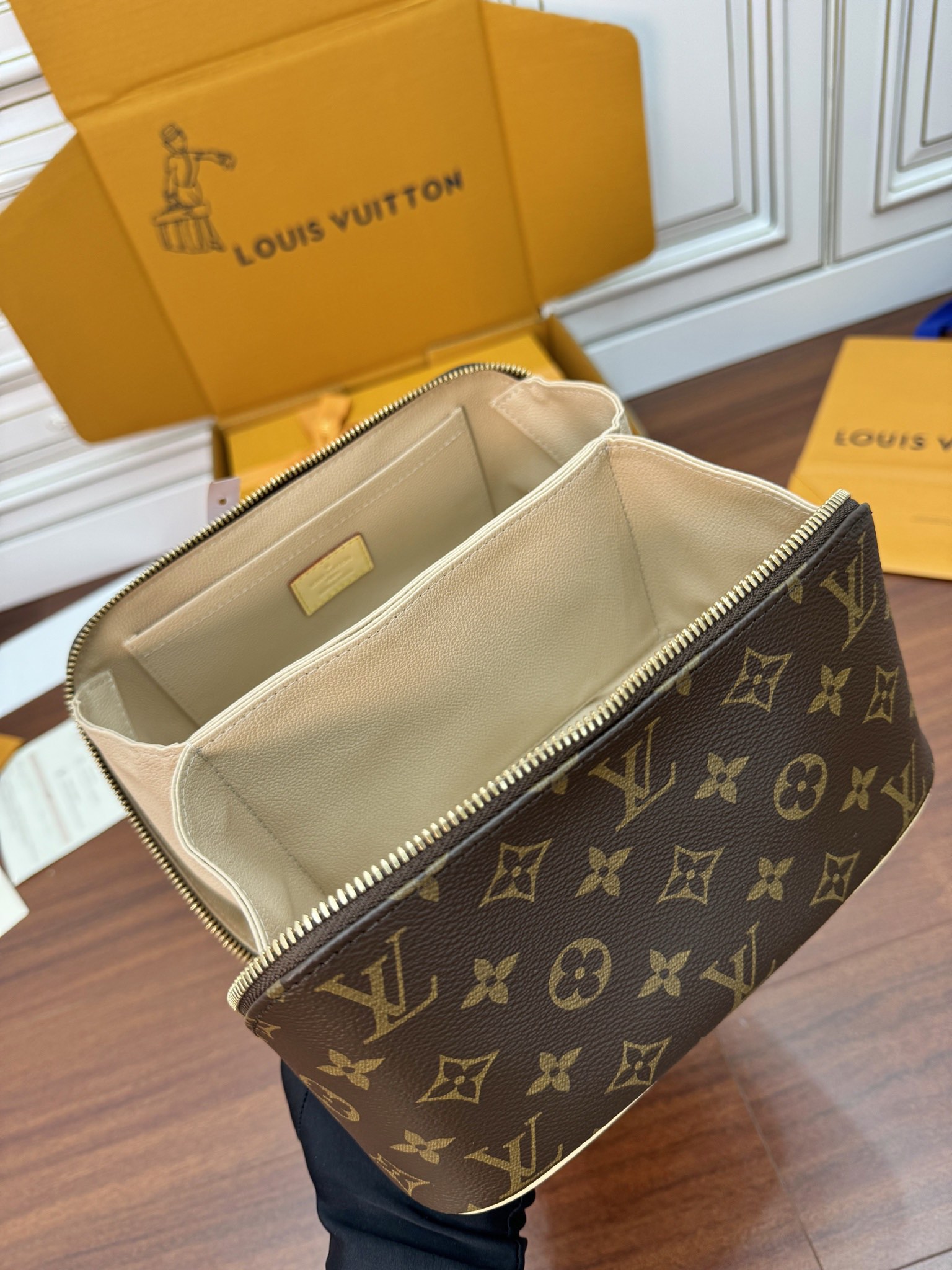 特級芯片 LOUIS VUITTON  LV 路易威登  牛皮革 手提化妝包 棕色 M11750