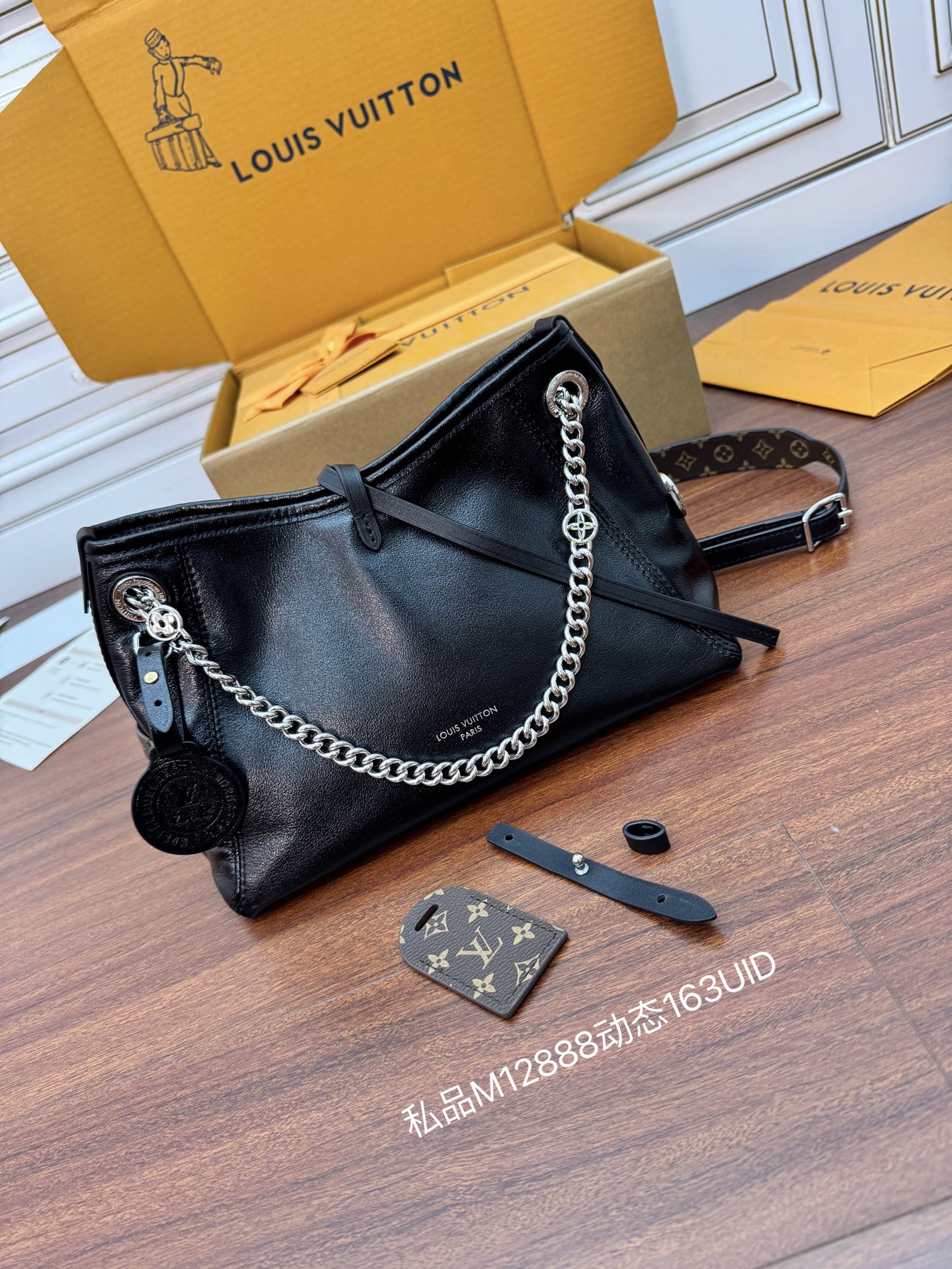 特級芯片 LOUIS VUITTON  Carryall BB LV 路易威登  牛皮革 斜挎包 单肩包 双肩包 水桶 手提包 老花 肩带可调节，不可拆卸 黑色 M12888