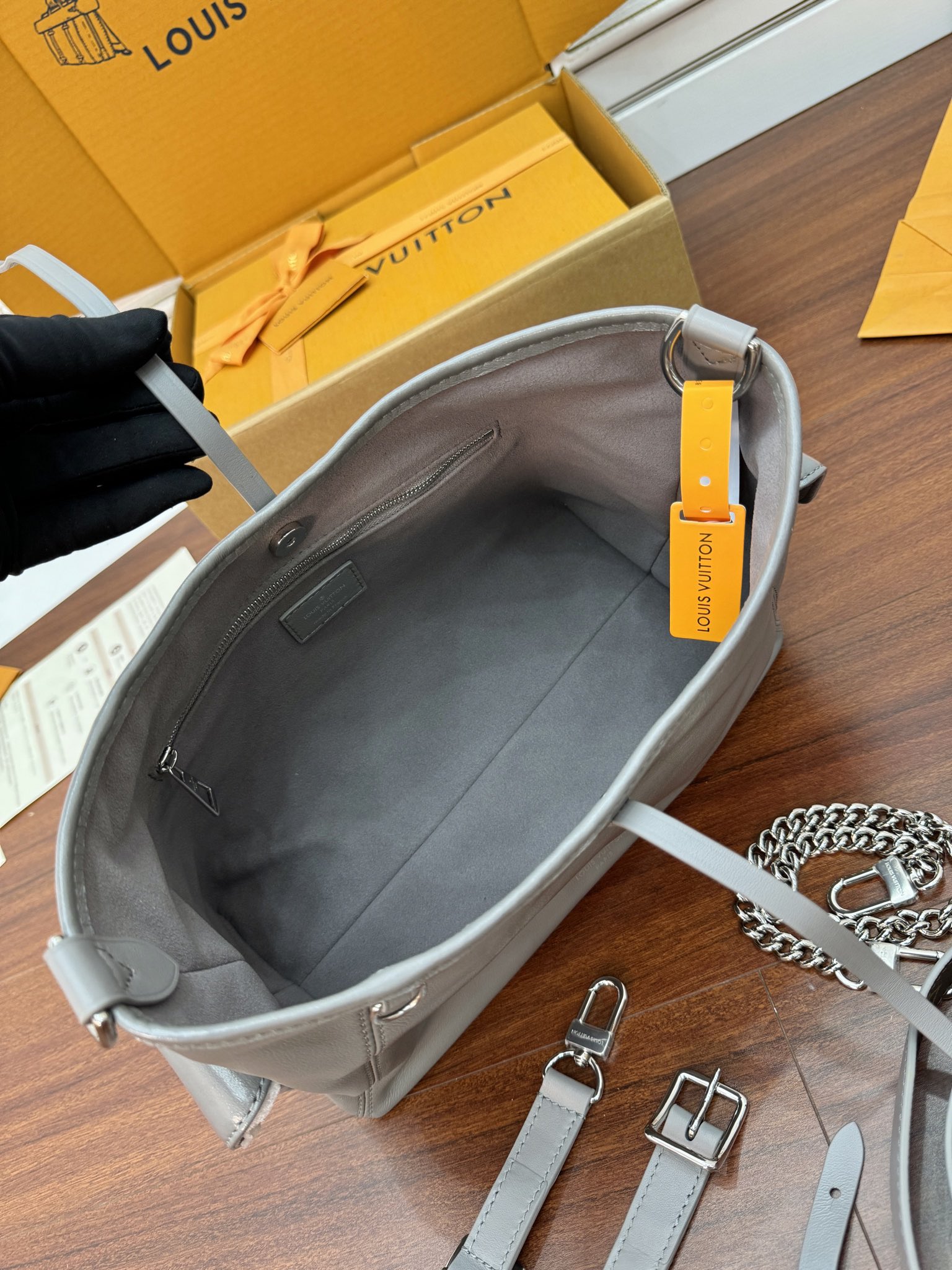 特級芯片 LOUIS VUITTON  Carryall BB LV 路易威登  牛皮革 斜挎包 单肩包 双肩包 水桶 手提包 老花 肩带可调节，不可拆卸 灰色 M12579