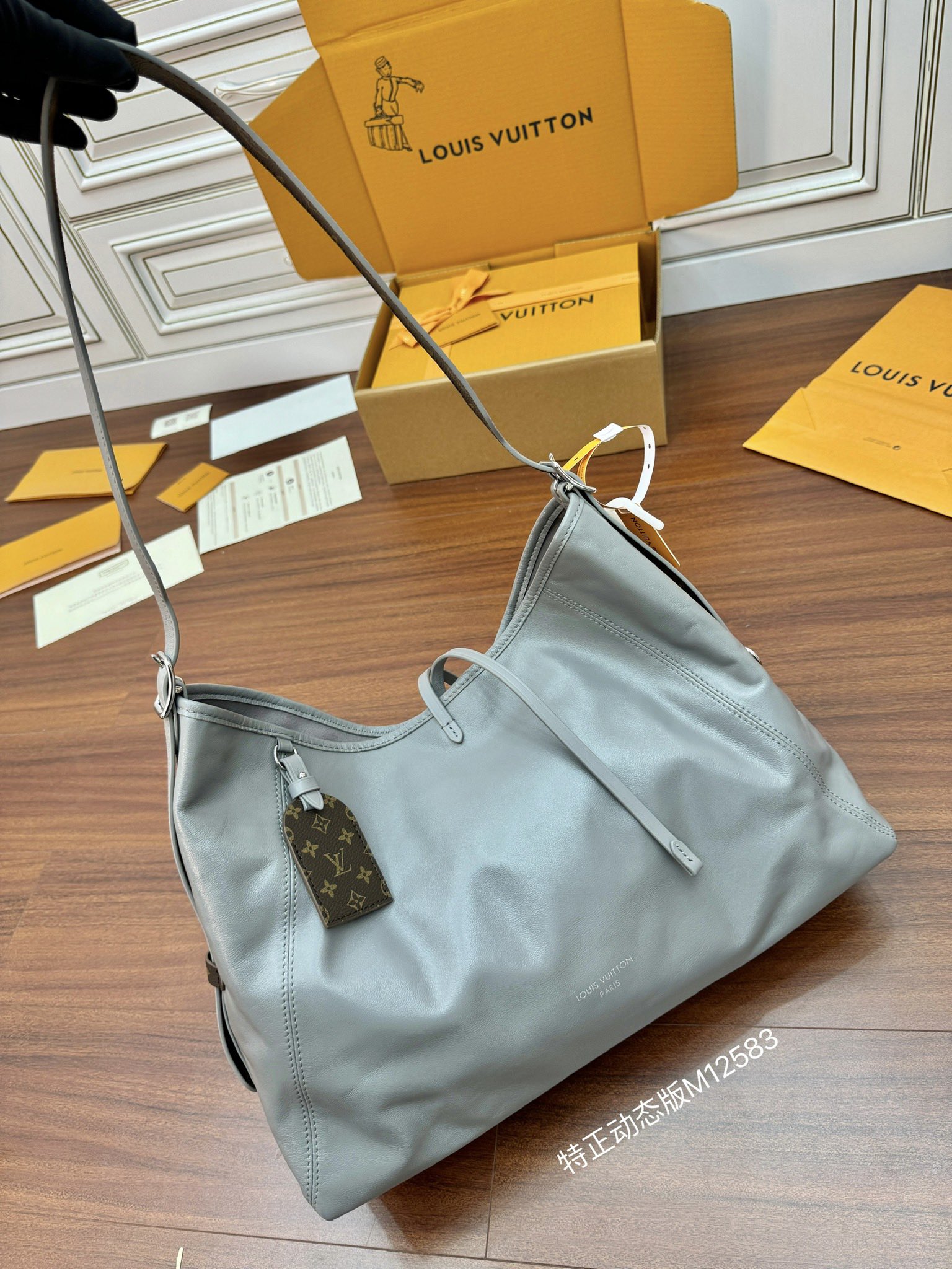 特級芯片 LOUIS VUITTON  Carryall Dark MM  LV 路易威登  牛皮革 斜挎包 单肩包 双肩包 水桶 手提包 老花 肩带可调节，不可拆卸 灰色 M12583