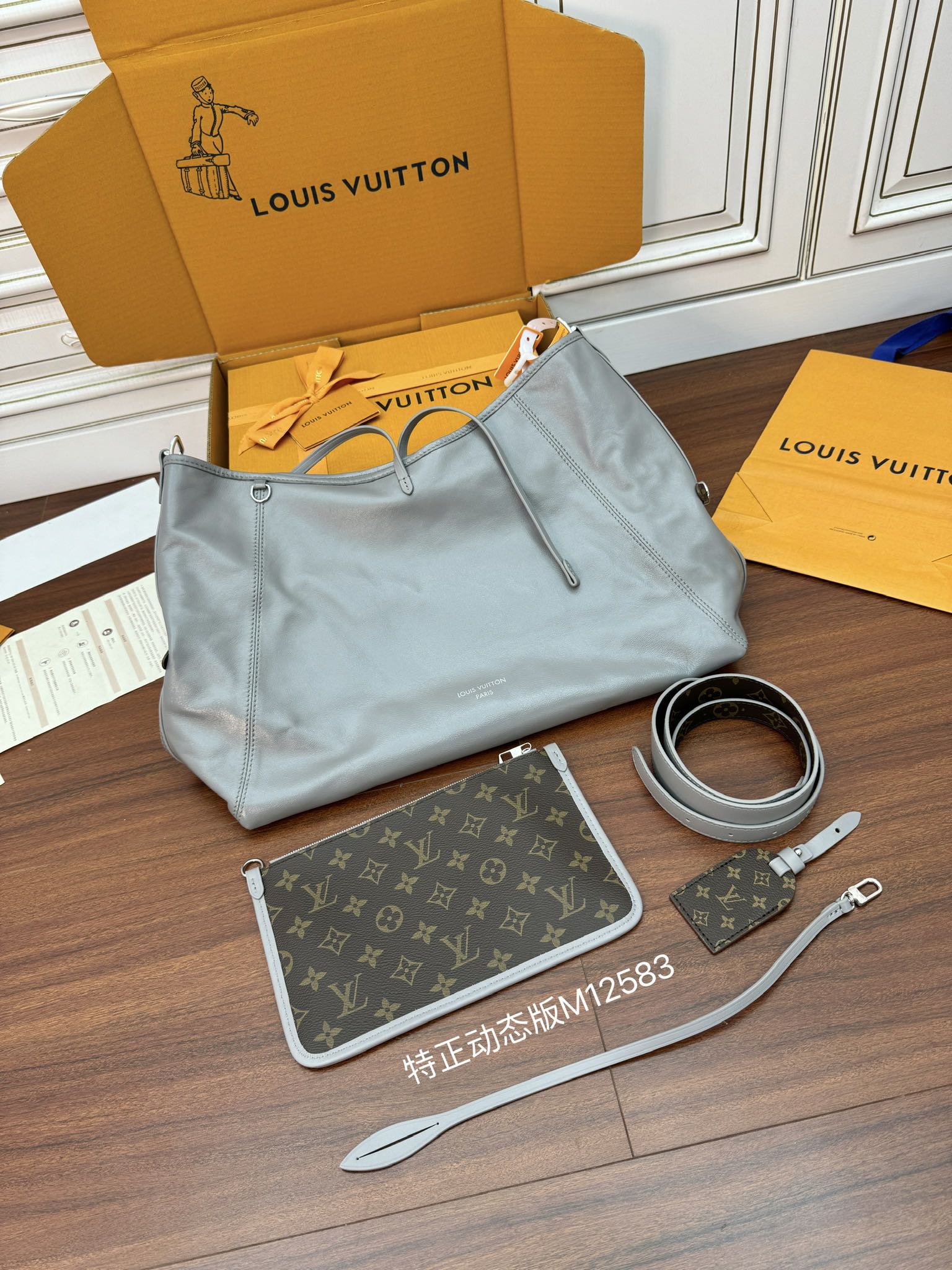 特級芯片 LOUIS VUITTON  Carryall Dark MM  LV 路易威登  牛皮革 斜挎包 单肩包 双肩包 水桶 手提包 老花 肩带可调节，不可拆卸 灰色 M12583