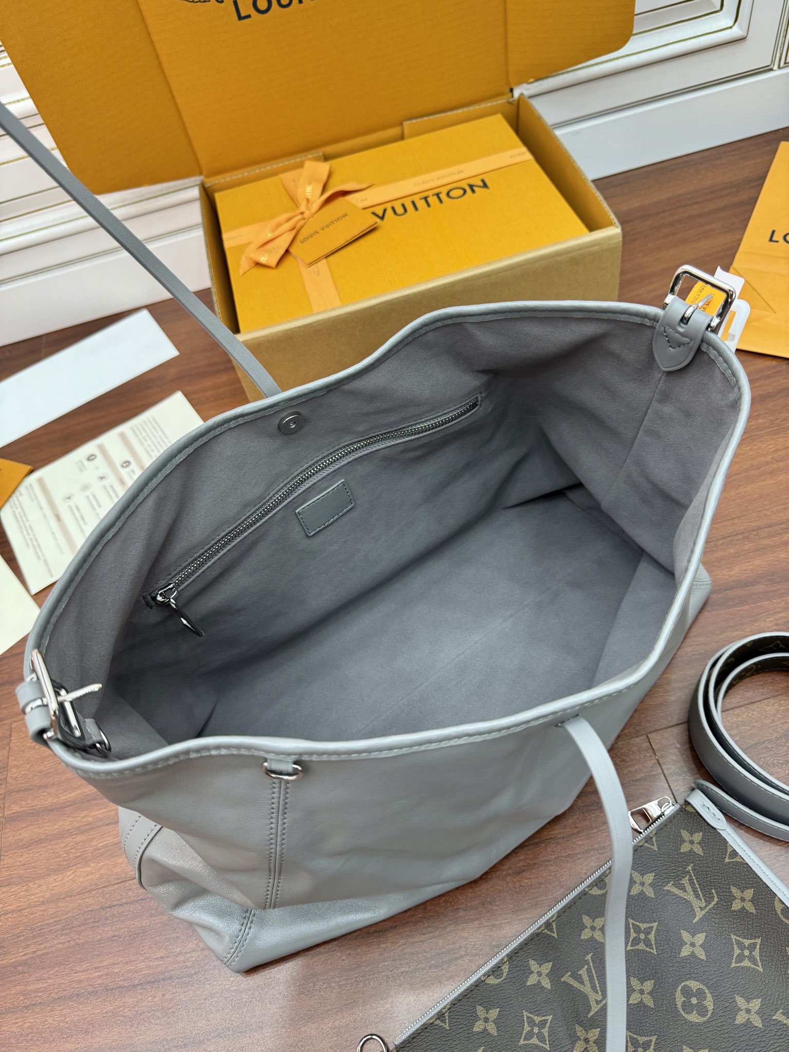 特級芯片 LOUIS VUITTON  Carryall Dark MM  LV 路易威登  牛皮革 斜挎包 单肩包 双肩包 水桶 手提包 老花 肩带可调节，不可拆卸 灰色 M12583