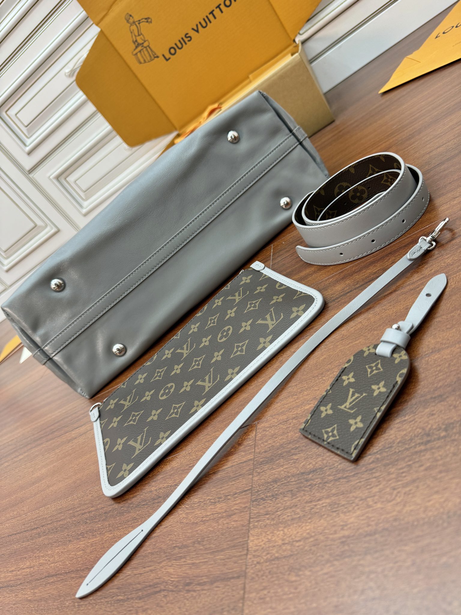 特級芯片 LOUIS VUITTON  Carryall Dark MM  LV 路易威登  牛皮革 斜挎包 单肩包 双肩包 水桶 手提包 老花 肩带可调节，不可拆卸 灰色 M12583