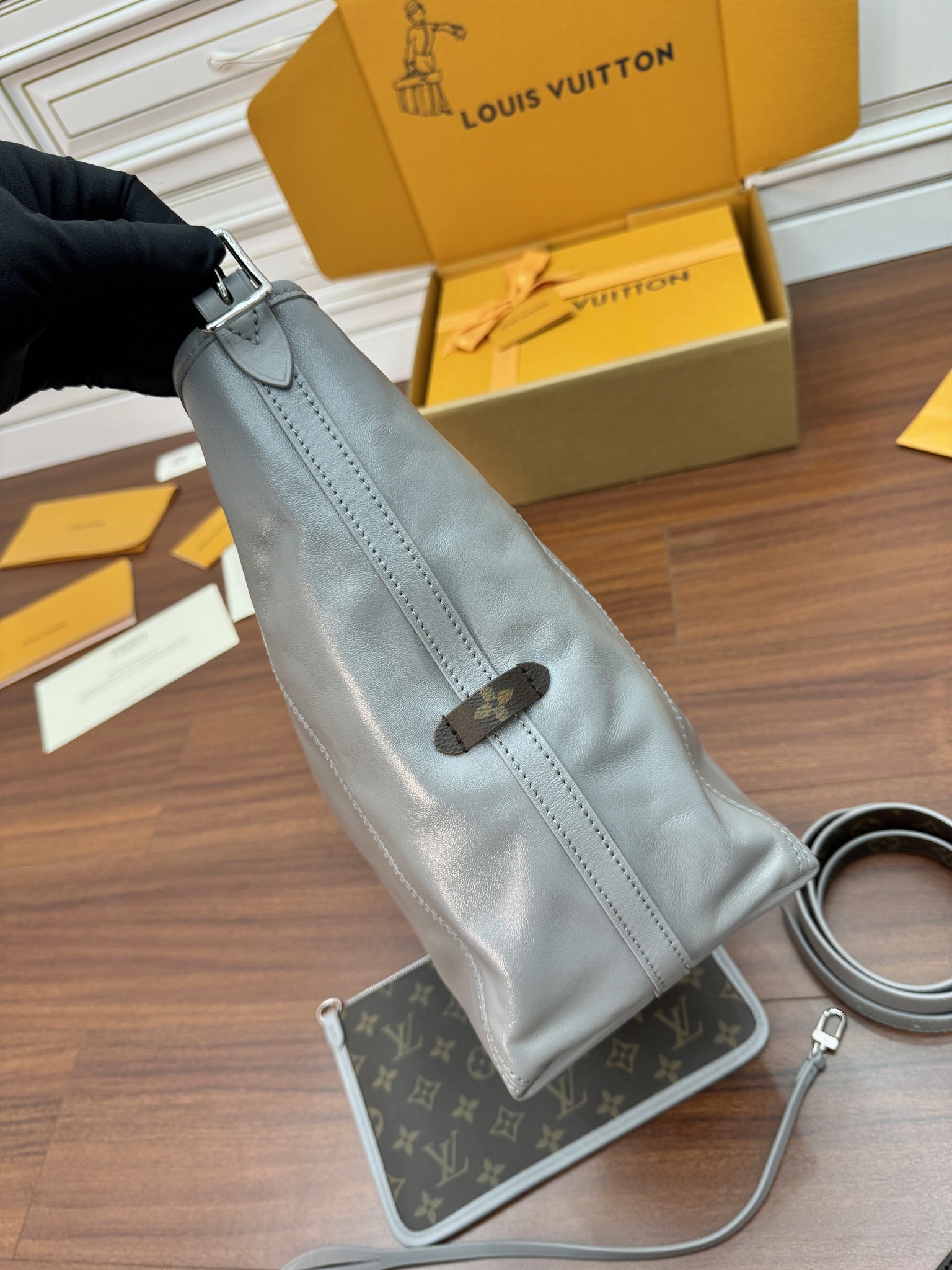 特級芯片 LOUIS VUITTON  Carryall Dark MM  LV 路易威登  牛皮革 斜挎包 单肩包 双肩包 水桶 手提包 老花 肩带可调节，不可拆卸 灰色 M12583