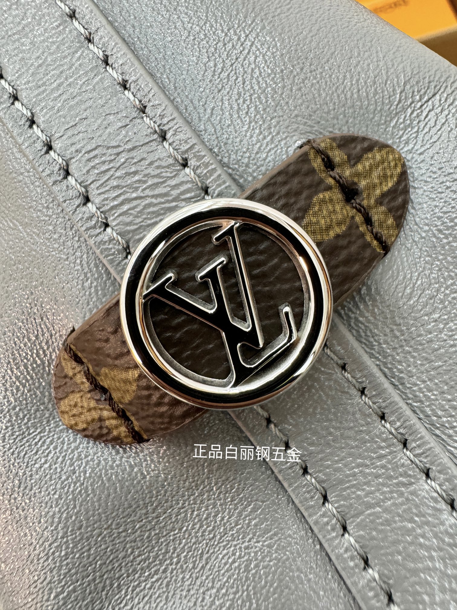 特級芯片 LOUIS VUITTON  Carryall Dark MM  LV 路易威登  牛皮革 斜挎包 单肩包 双肩包 水桶 手提包 老花 肩带可调节，不可拆卸 灰色 M12583