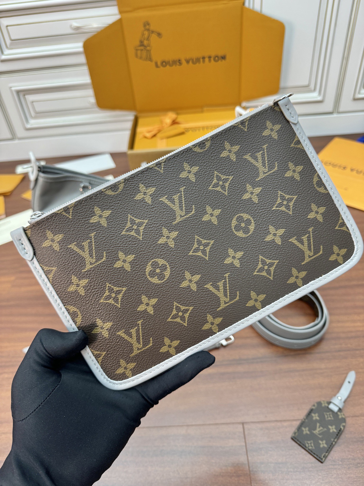 特級芯片 LOUIS VUITTON  Carryall Dark MM  LV 路易威登  牛皮革 斜挎包 单肩包 双肩包 水桶 手提包 老花 肩带可调节，不可拆卸 灰色 M12583