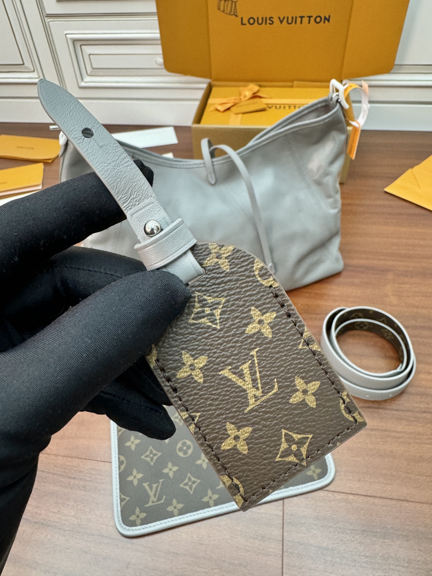 特級芯片 LOUIS VUITTON  Carryall Dark MM  LV 路易威登  牛皮革 斜挎包 单肩包 双肩包 水桶 手提包 老花 肩带可调节，不可拆卸 灰色 M12583