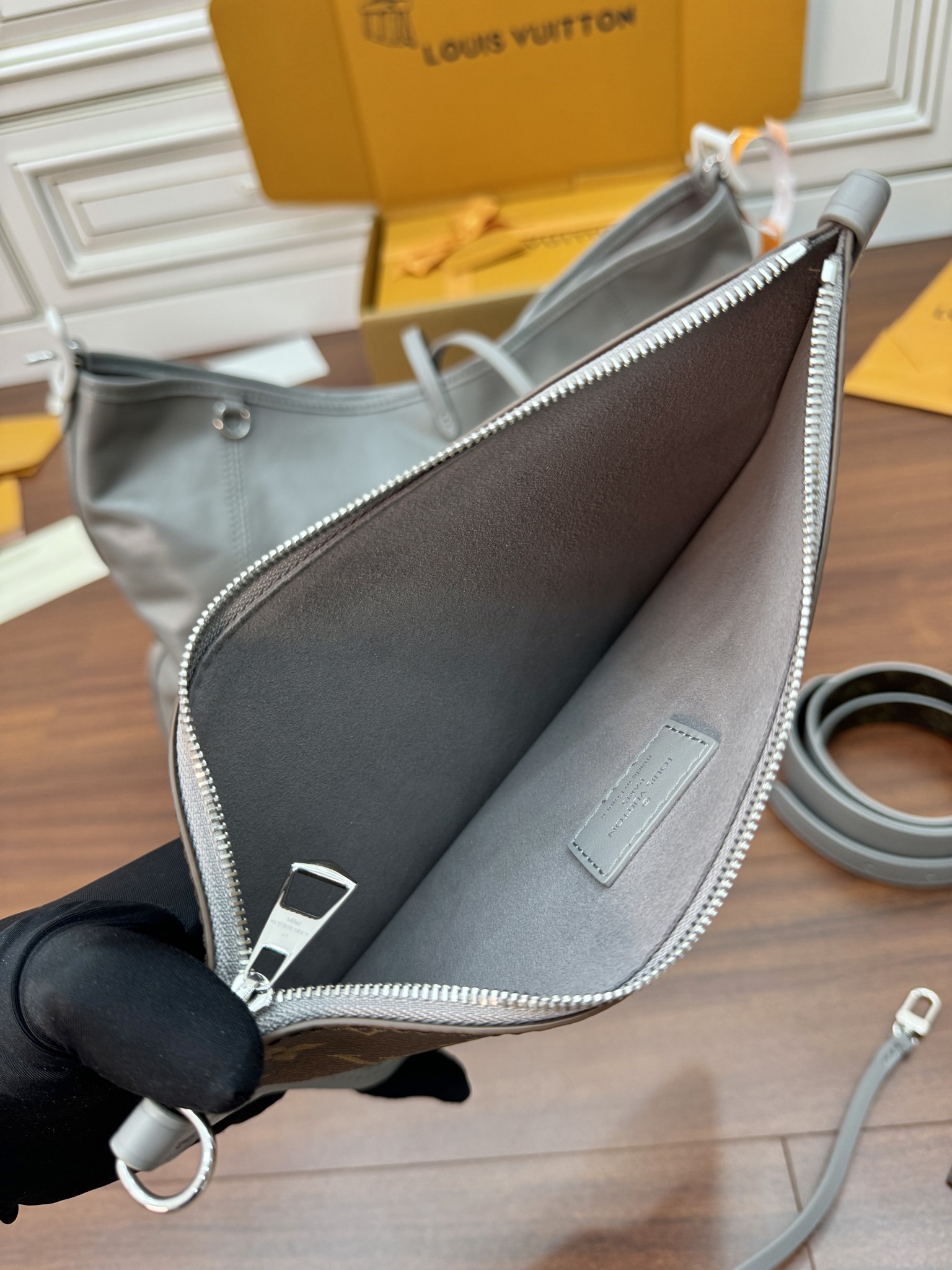 特級芯片 LOUIS VUITTON  Carryall Dark MM  LV 路易威登  牛皮革 斜挎包 单肩包 双肩包 水桶 手提包 老花 肩带可调节，不可拆卸 灰色 M12583