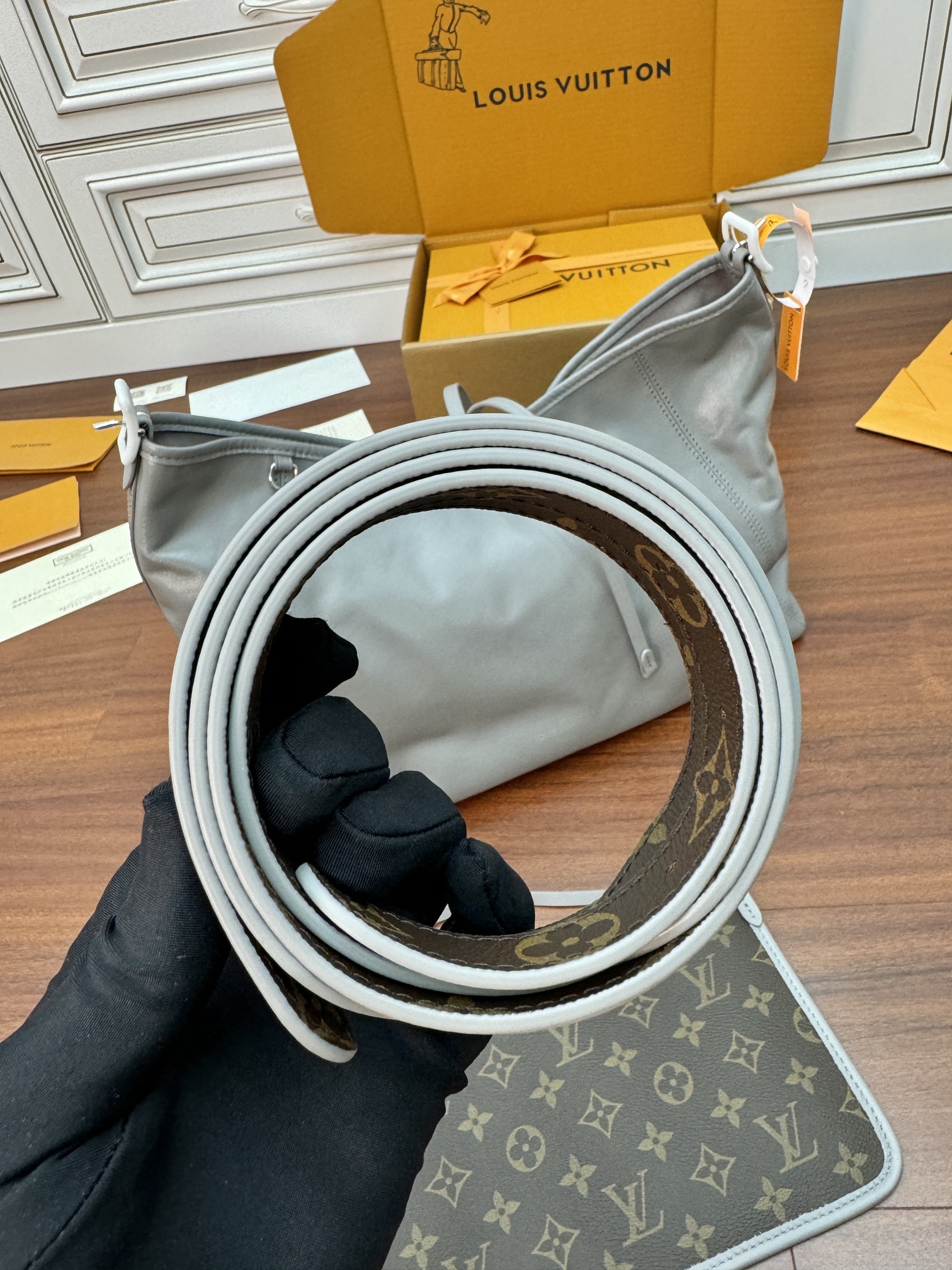 特級芯片 LOUIS VUITTON  Carryall Dark MM  LV 路易威登  牛皮革 斜挎包 单肩包 双肩包 水桶 手提包 老花 肩带可调节，不可拆卸 灰色 M12583
