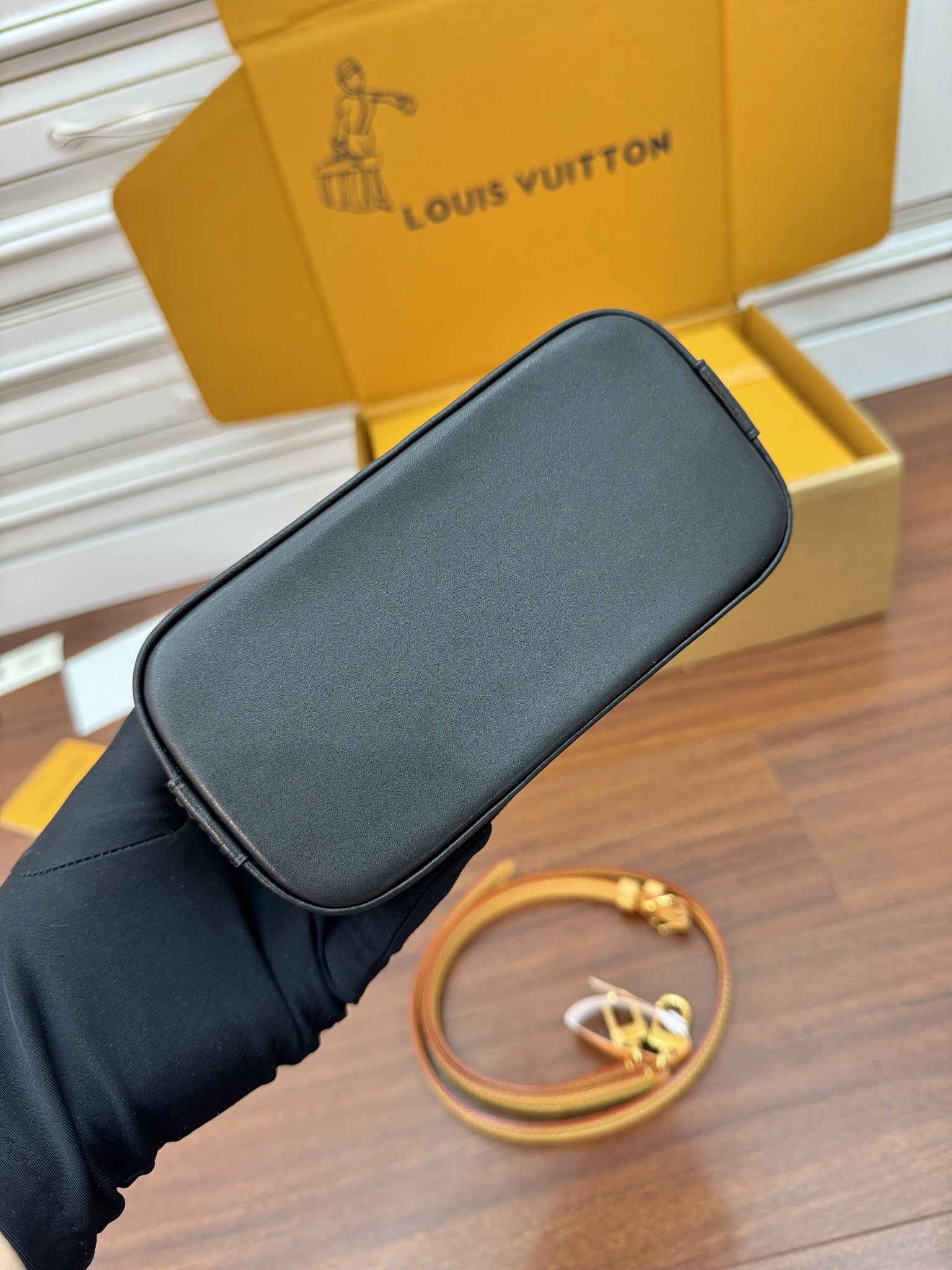 特級芯片 LOUIS VUITTON  Alma 可拆卸肩带拉链  LV 路易威登  牛皮革 斜挎包 单肩包 双肩包 水桶 手提包 貝殼包 米色沙丘色 M46895