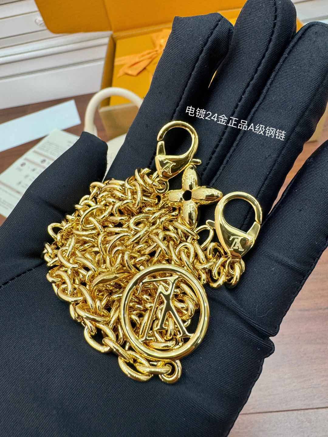 特級芯片 LOUIS VUITTON  Madeleine Nano 可拆卸链条锁扣开合  LV 路易威登  牛皮革 斜挎包 单肩包 双肩包 水桶 手提包 米白色 M12145