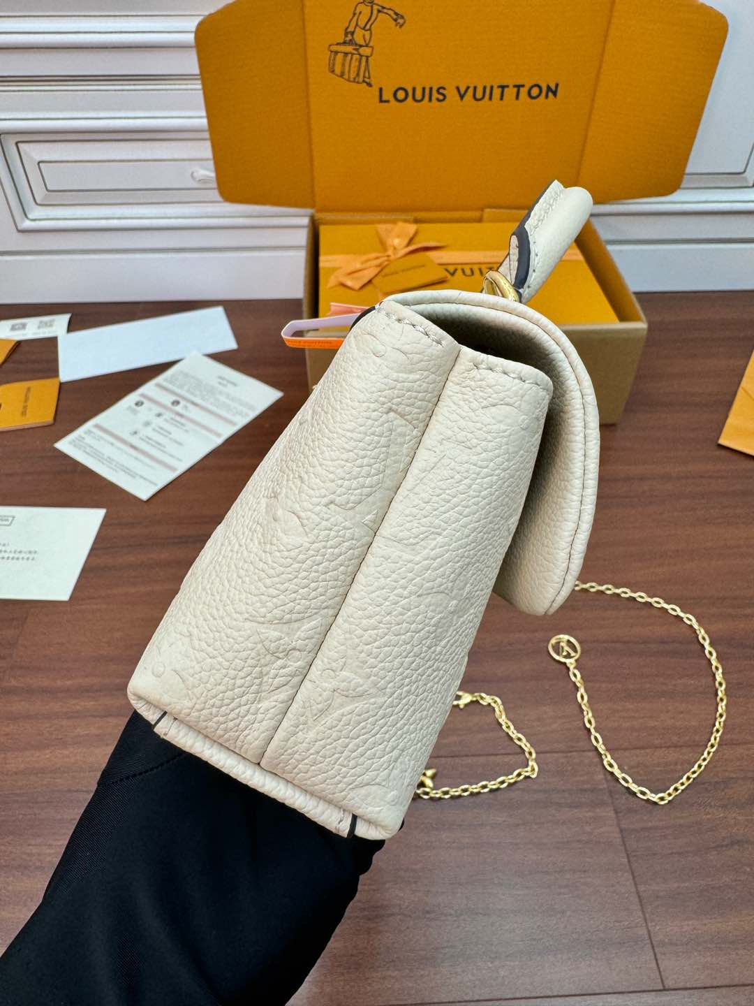 特級芯片 LOUIS VUITTON  Madeleine Nano 可拆卸链条锁扣开合  LV 路易威登  牛皮革 斜挎包 单肩包 双肩包 水桶 手提包 米白色 M12145