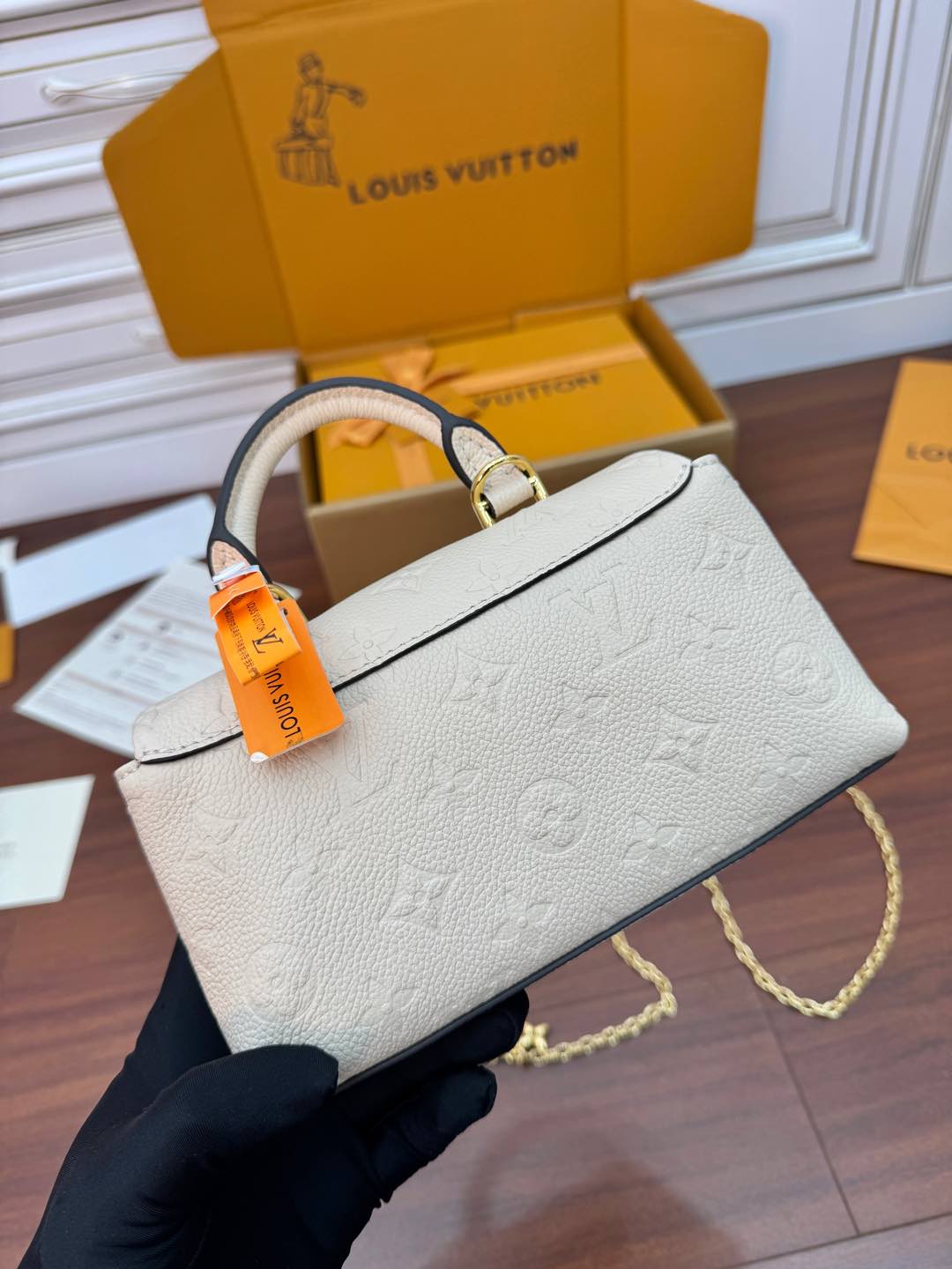 特級芯片 LOUIS VUITTON  Madeleine Nano 可拆卸链条锁扣开合  LV 路易威登  牛皮革 斜挎包 单肩包 双肩包 水桶 手提包 米白色 M12145