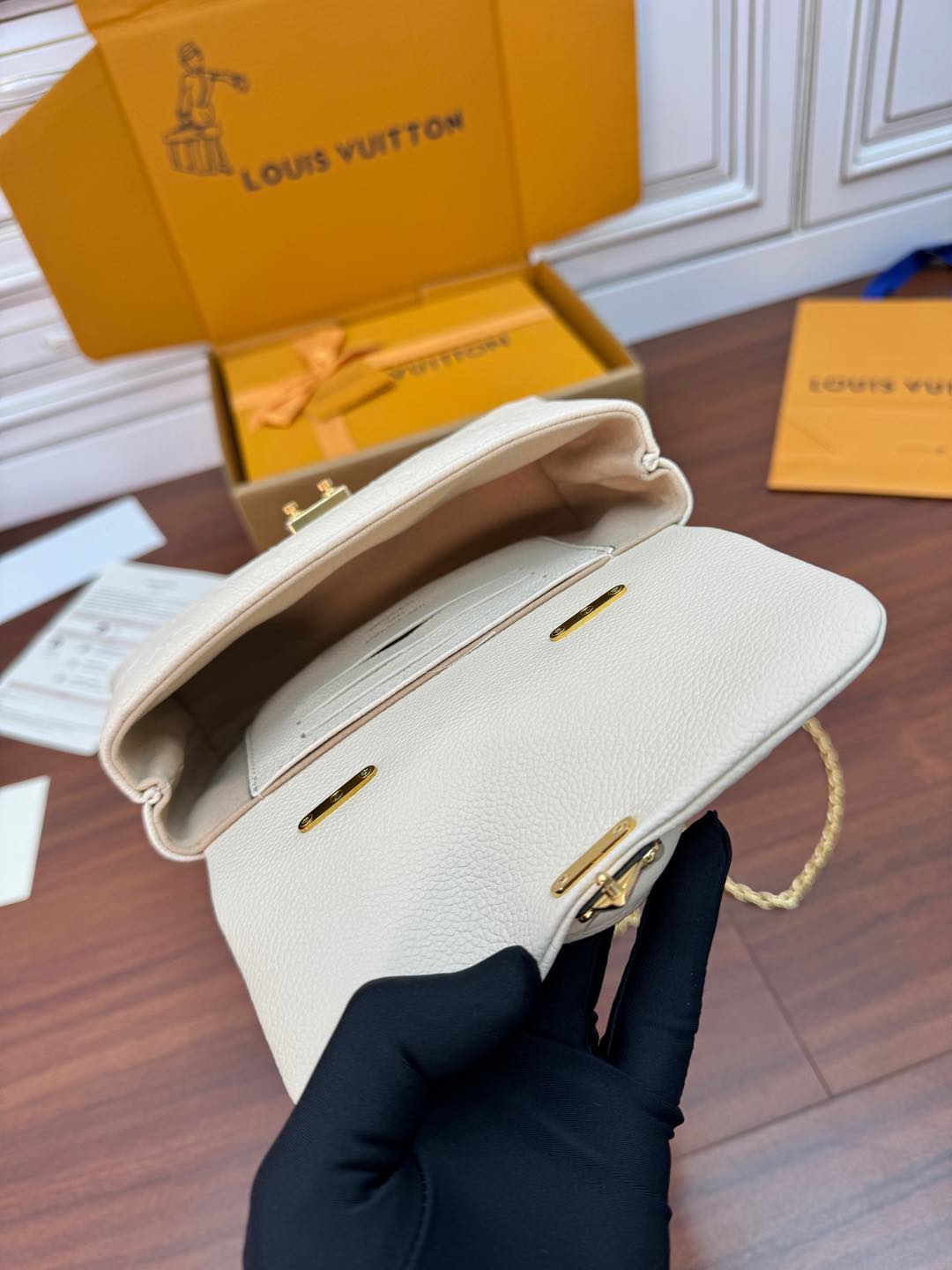 特級芯片 LOUIS VUITTON  Madeleine Nano 可拆卸链条锁扣开合  LV 路易威登  牛皮革 斜挎包 单肩包 双肩包 水桶 手提包 米白色 M12145