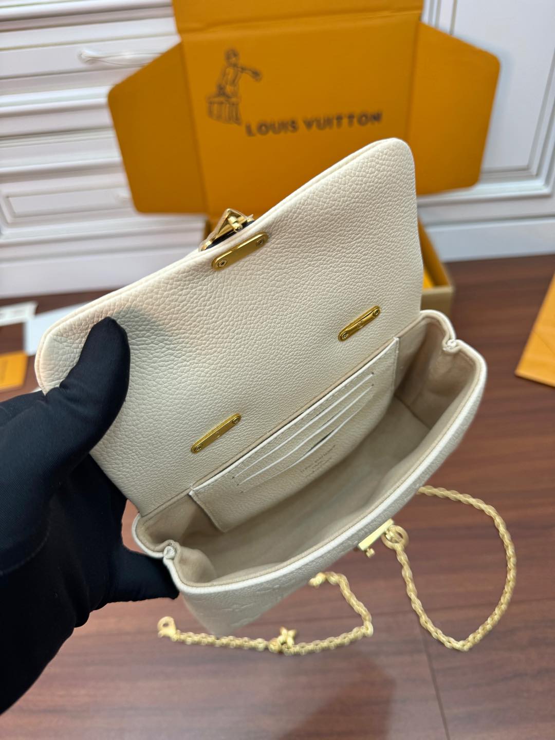特級芯片 LOUIS VUITTON  Madeleine Nano 可拆卸链条锁扣开合  LV 路易威登  牛皮革 斜挎包 单肩包 双肩包 水桶 手提包 米白色 M12145