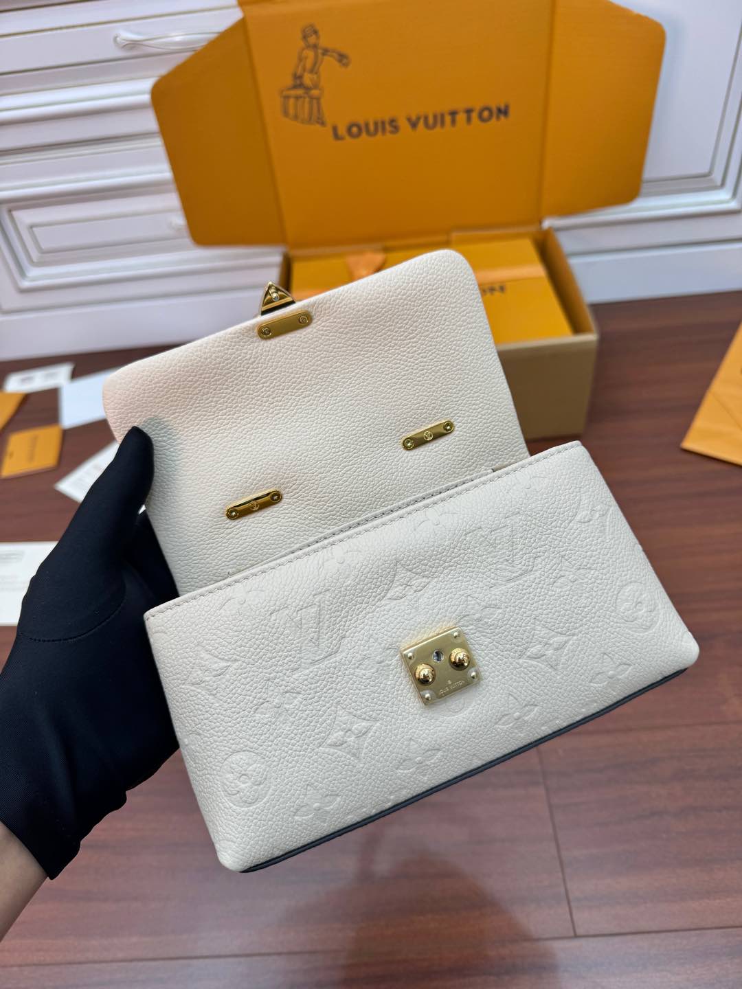 特級芯片 LOUIS VUITTON  Madeleine Nano 可拆卸链条锁扣开合  LV 路易威登  牛皮革 斜挎包 单肩包 双肩包 水桶 手提包 米白色 M12145