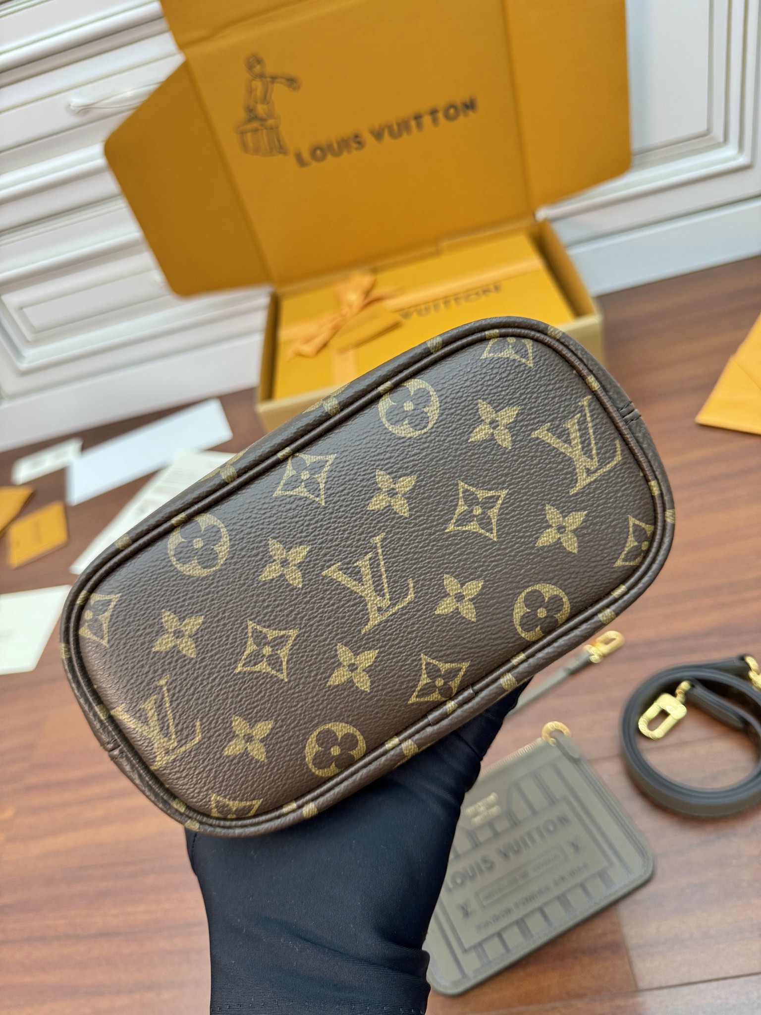 特級芯片 LOUIS VUITTON 路易威登  NEVERFULLBandoulière INSIDE OUT BB 可拆卸肩带 LV牛皮革 斜挎包 单肩包 双肩包 水桶 手提包 双面 褐色 M12109