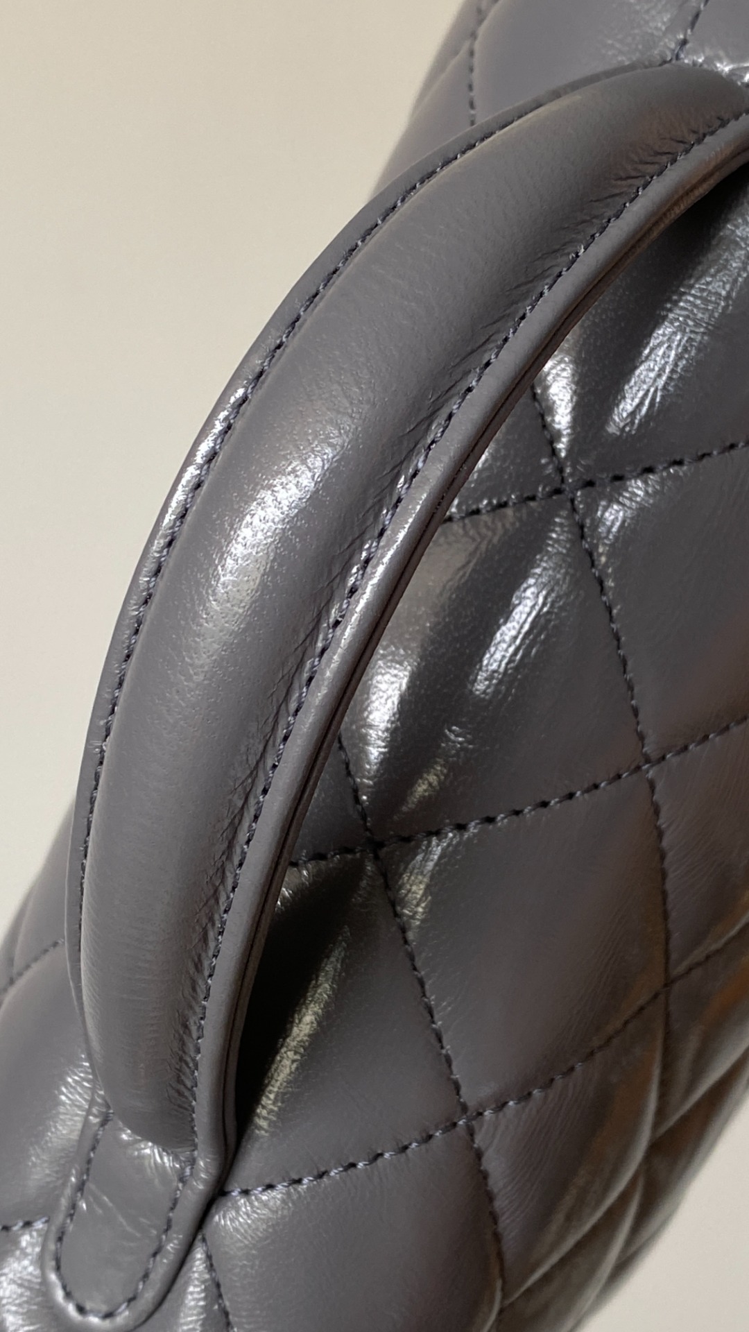 经典Flap handle手柄，顺畅的羊皮包边鉴赏，⚠️️注意手柄缝合处略显皱褶（拉伸做弯位受力较大），这正是油蜡皮美感的表现，很多人把这种美看作“瑕疵