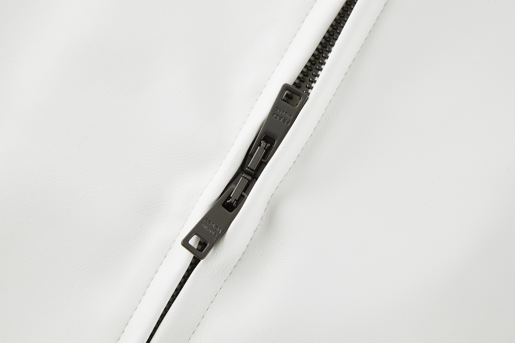 PRADA 普拉达 雙面小羊皮 衬衫 宽松 休闲 夏季 短袖 T恤 白色B0 UPC222-14IT-F0K74-S-OOO