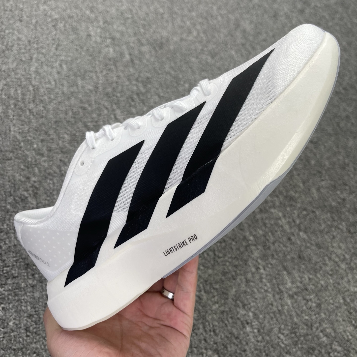 内置碳板 Adidas Adizero Evo SL 低筒 舒适百搭 防滑耐磨 马拉松 训练竞速 跑步鞋 女款 男款 波鞋 白黑 JH6206