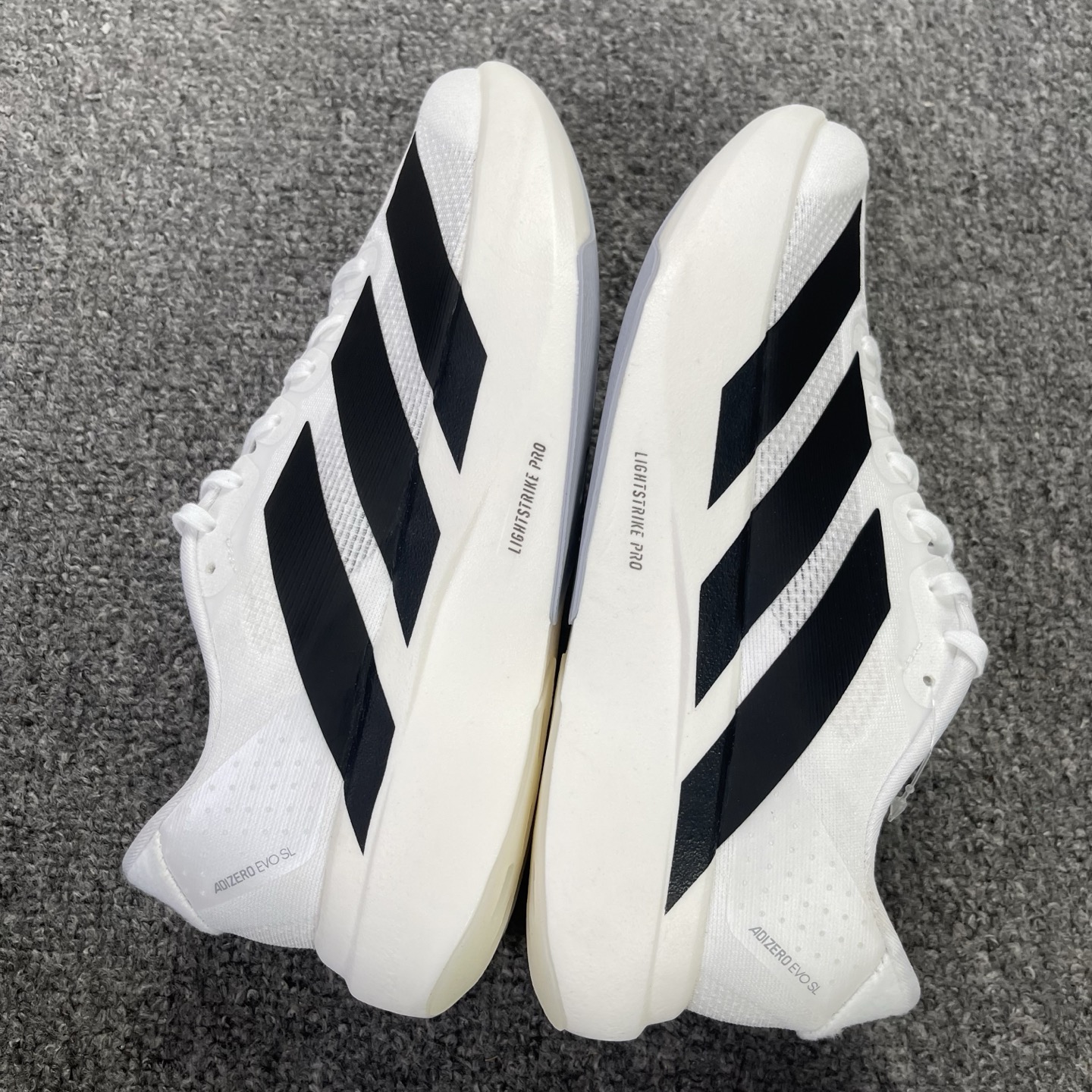 内置碳板 Adidas Adizero Evo SL 低筒 舒适百搭 防滑耐磨 马拉松 训练竞速 跑步鞋 女款 男款 波鞋 白黑 JH6206