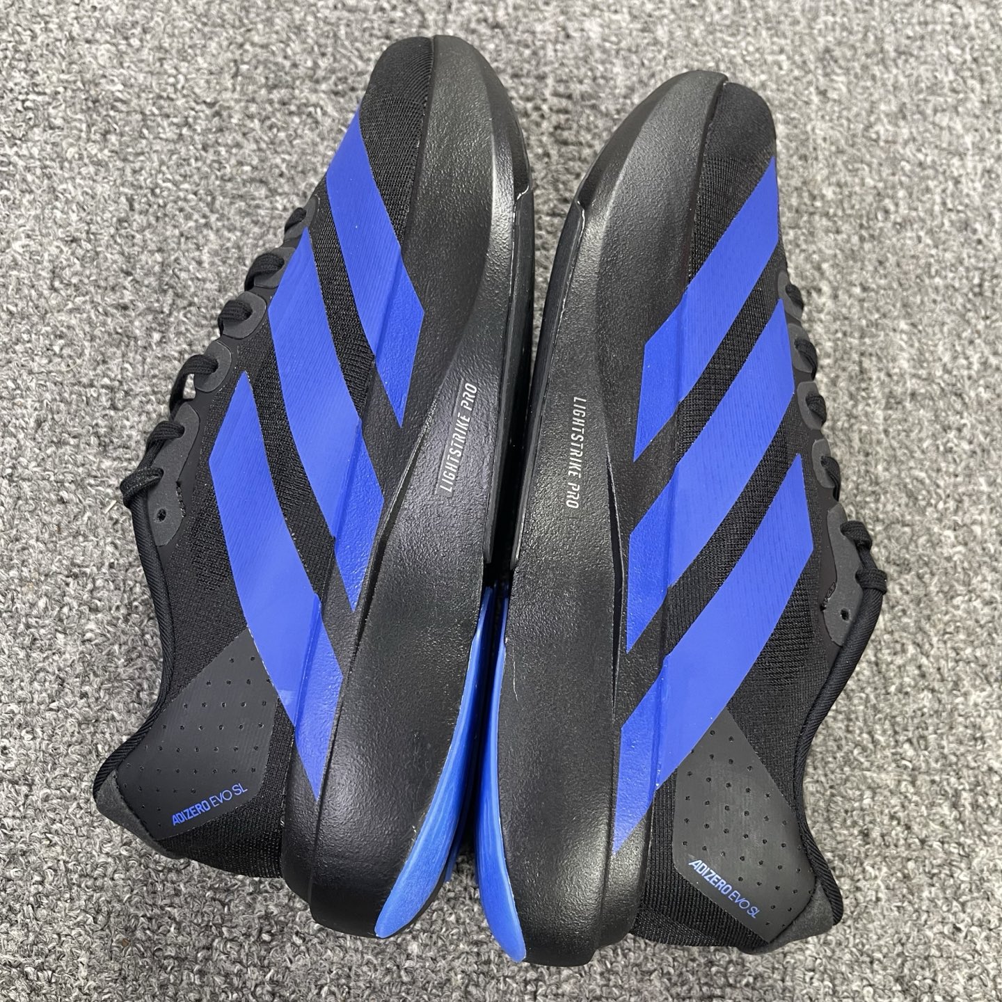 内置碳板 Adidas Adizero Evo SL 低筒 舒适百搭 防滑耐磨 马拉松 训练竞速 跑步鞋 女款 男款 波鞋黑蓝