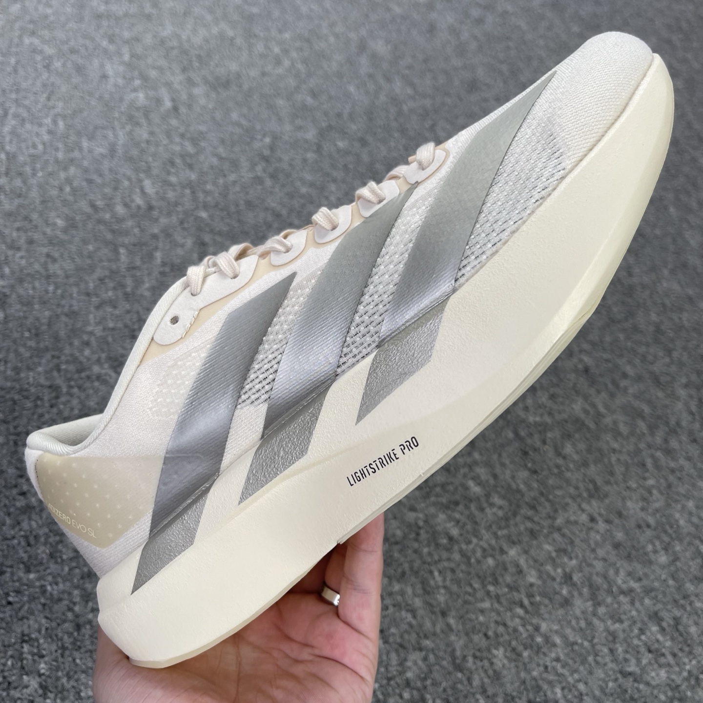 内置碳板 Adidas Adizero Evo SL 低筒 舒适百搭 防滑耐磨 马拉松 训练竞速 跑步鞋 女款 男款 波鞋 银灰色 JR3418