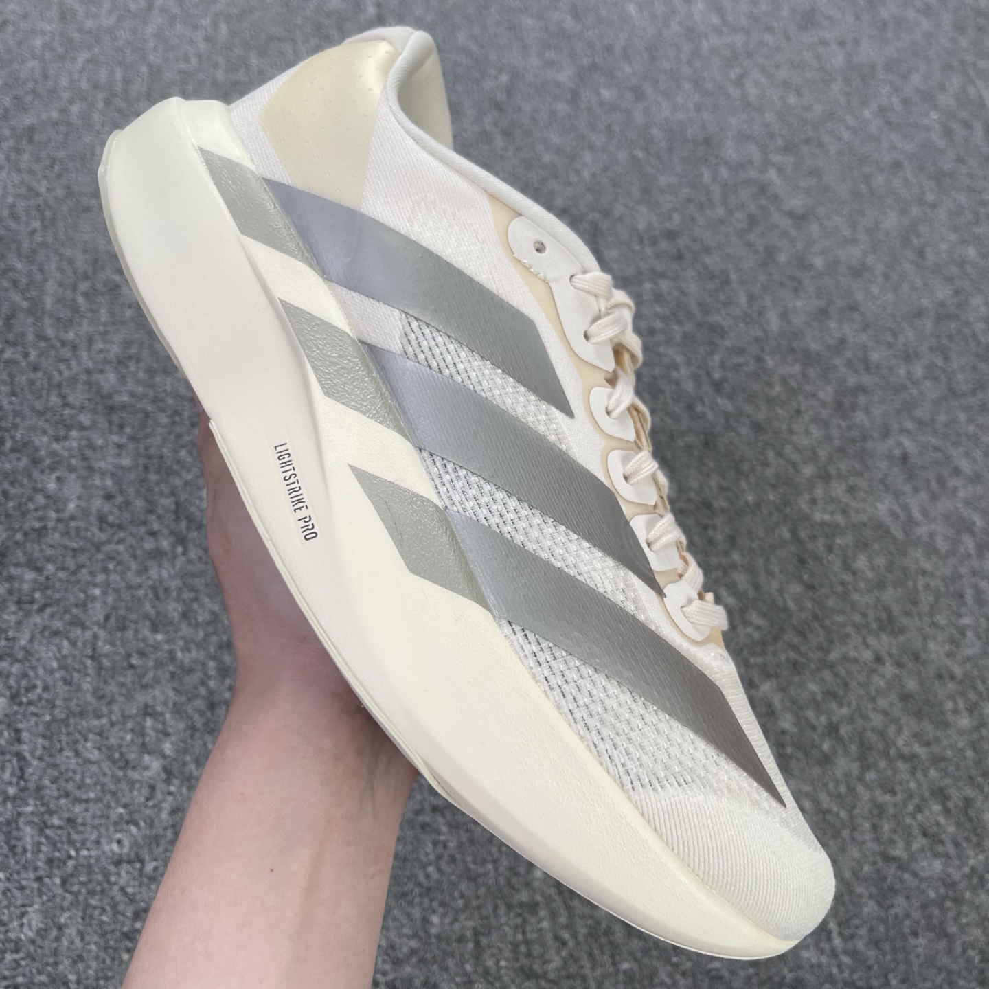 内置碳板 Adidas Adizero Evo SL 低筒 舒适百搭 防滑耐磨 马拉松 训练竞速 跑步鞋 女款 男款 波鞋 银灰色 JR3418