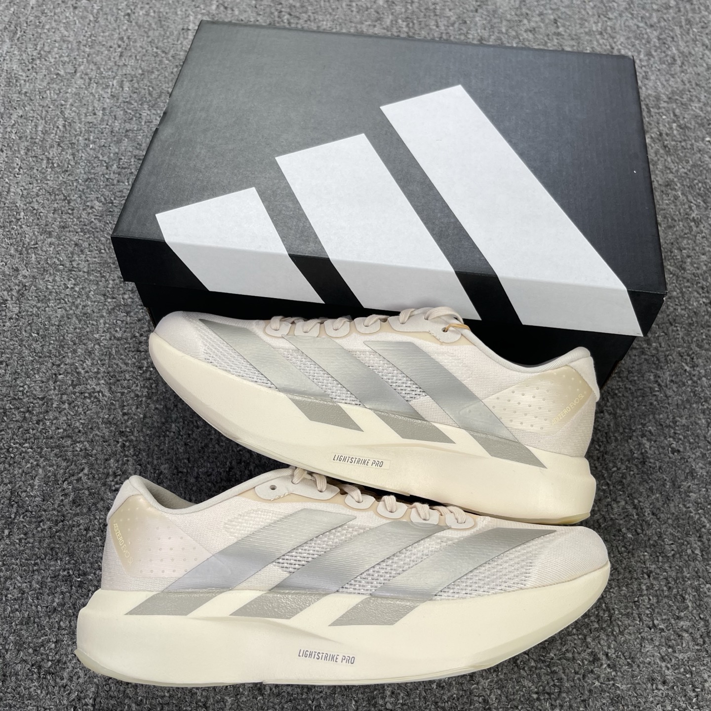 内置碳板 Adidas Adizero Evo SL 低筒 舒适百搭 防滑耐磨 马拉松 训练竞速 跑步鞋 女款 男款 波鞋 银灰色 JR3418