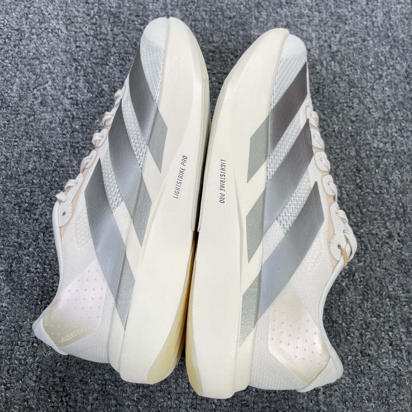 内置碳板 Adidas Adizero Evo SL 低筒 舒适百搭 防滑耐磨 马拉松 训练竞速 跑步鞋 女款 男款 波鞋 银灰色 JR3418