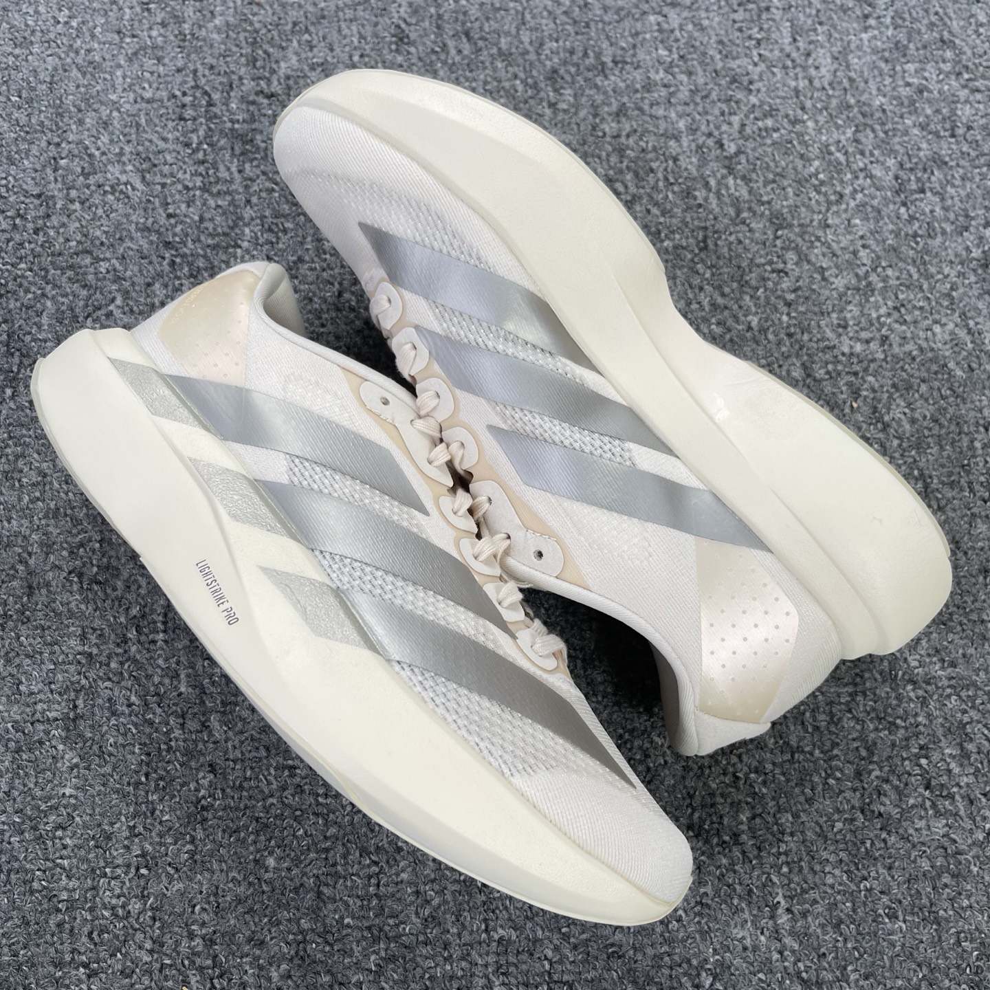 内置碳板 Adidas Adizero Evo SL 低筒 舒适百搭 防滑耐磨 马拉松 训练竞速 跑步鞋 女款 男款 波鞋 银灰色 JR3418