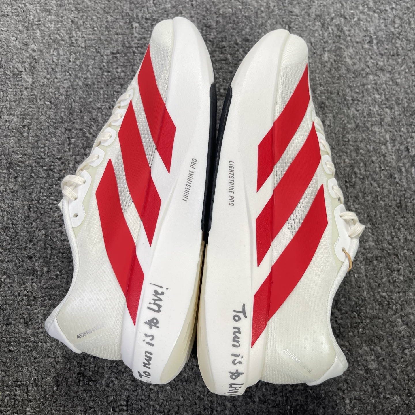 内置碳板 Adidas Adizero Evo SL 低筒 舒适百搭 防滑耐磨 马拉松 训练竞速 跑步鞋 女款 男款 波鞋 白红 JS1182