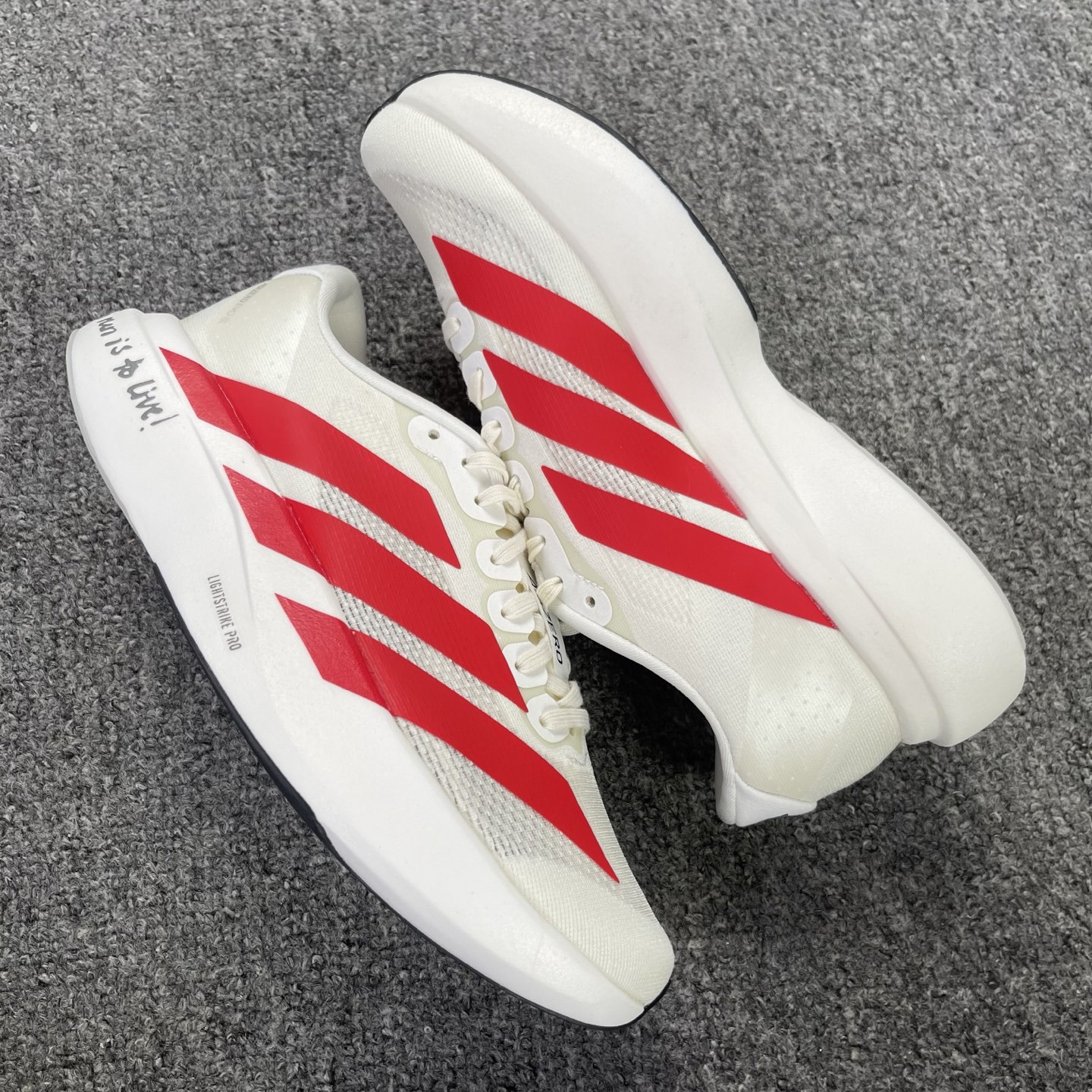 内置碳板 Adidas Adizero Evo SL 低筒 舒适百搭 防滑耐磨 马拉松 训练竞速 跑步鞋 女款 男款 波鞋 白红 JS1182