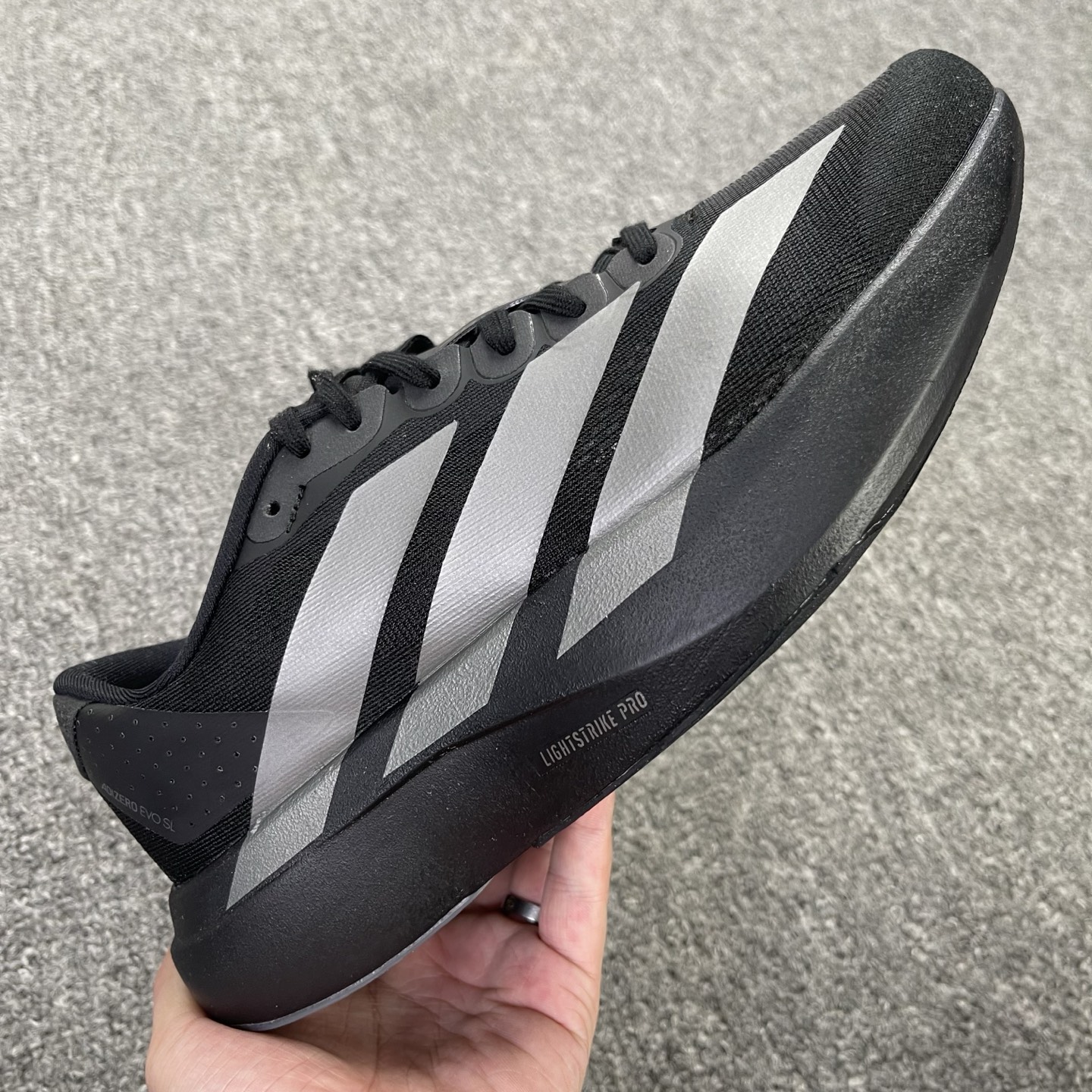 内置碳板 Adidas Adizero Evo SL 低筒 舒适百搭 防滑耐磨 马拉松 训练竞速 跑步鞋 女款 男款 波鞋 黑色 JR4888