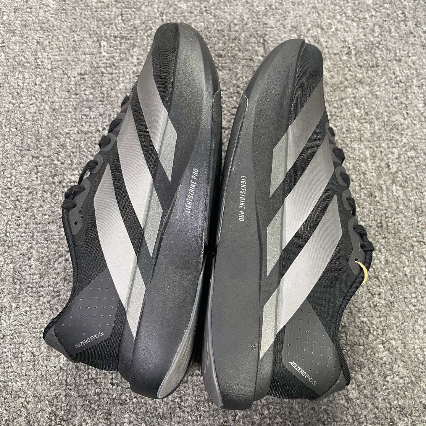 内置碳板 Adidas Adizero Evo SL 低筒 舒适百搭 防滑耐磨 马拉松 训练竞速 跑步鞋 女款 男款 波鞋 黑色 JR4888