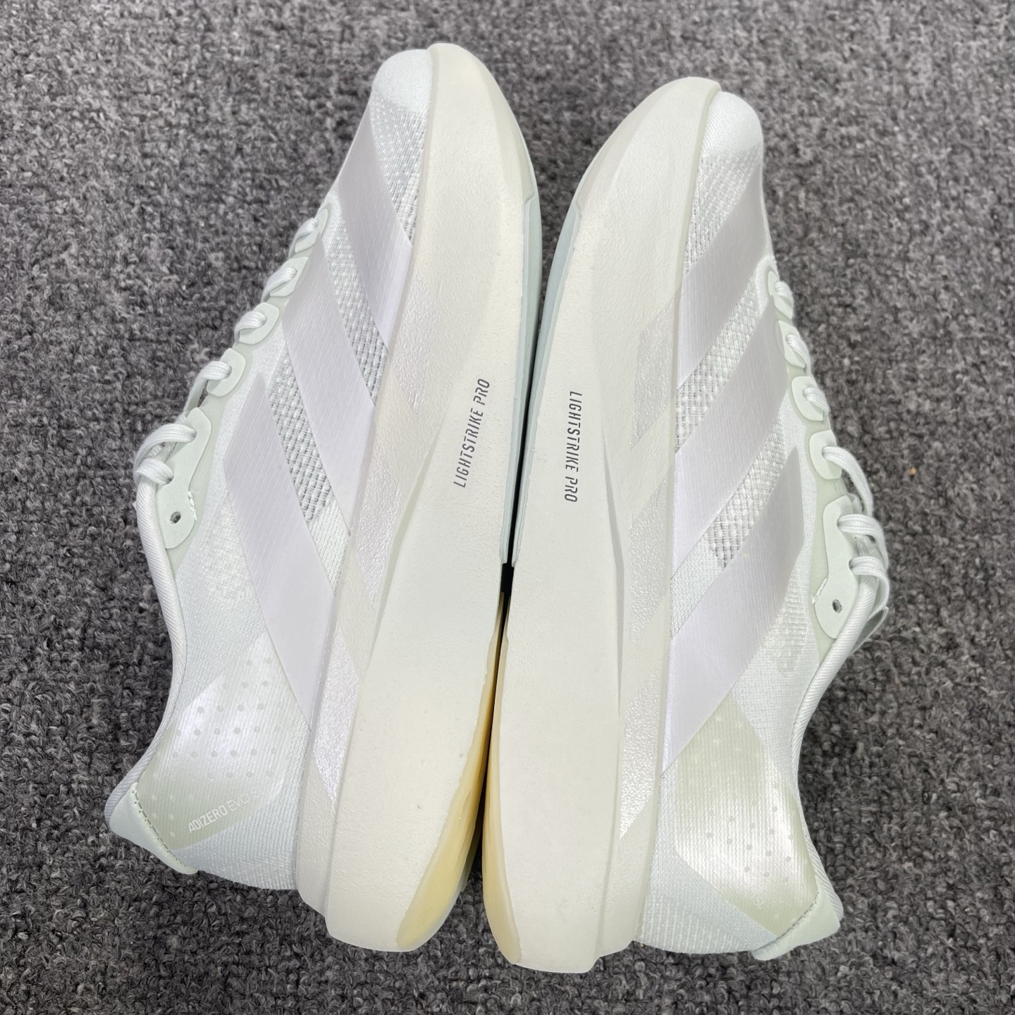 内置碳板 Adidas Adizero Evo SL 低筒 舒适百搭 防滑耐磨 马拉松 训练竞速 跑步鞋 女款 男款 波鞋 白色