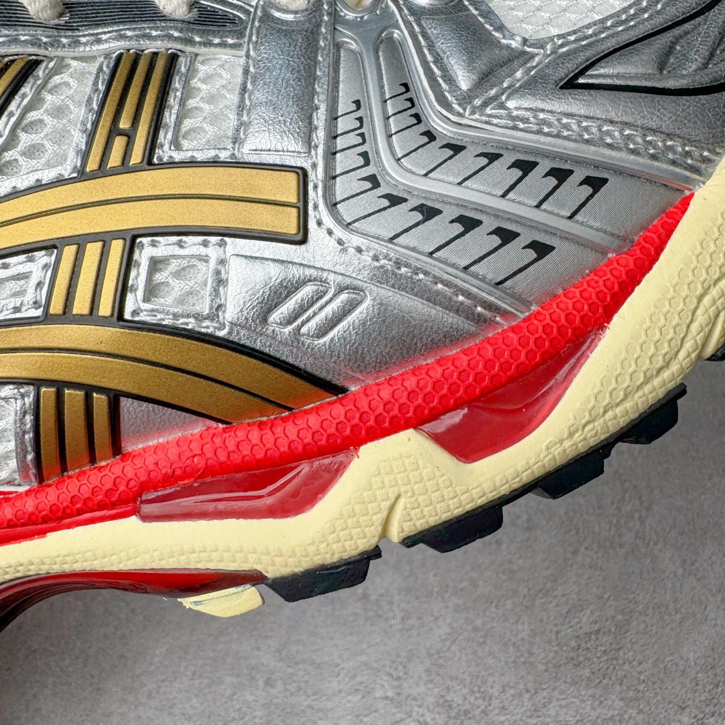 新版 Sneaker Politics ASICS GEL-KAYANO K14 亚瑟士  低筒 减震 户外 运动鞋 跑步鞋  休闲鞋 板鞋 男女同款  银红 1203A692-100