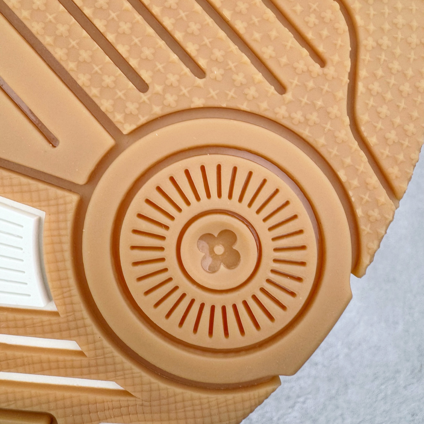 Louis Vuitton  LV Trainer 路易威登 低筒 休闲鞋 板鞋 运动鞋 男鞋 女鞋 白色生胶 1AHTS7