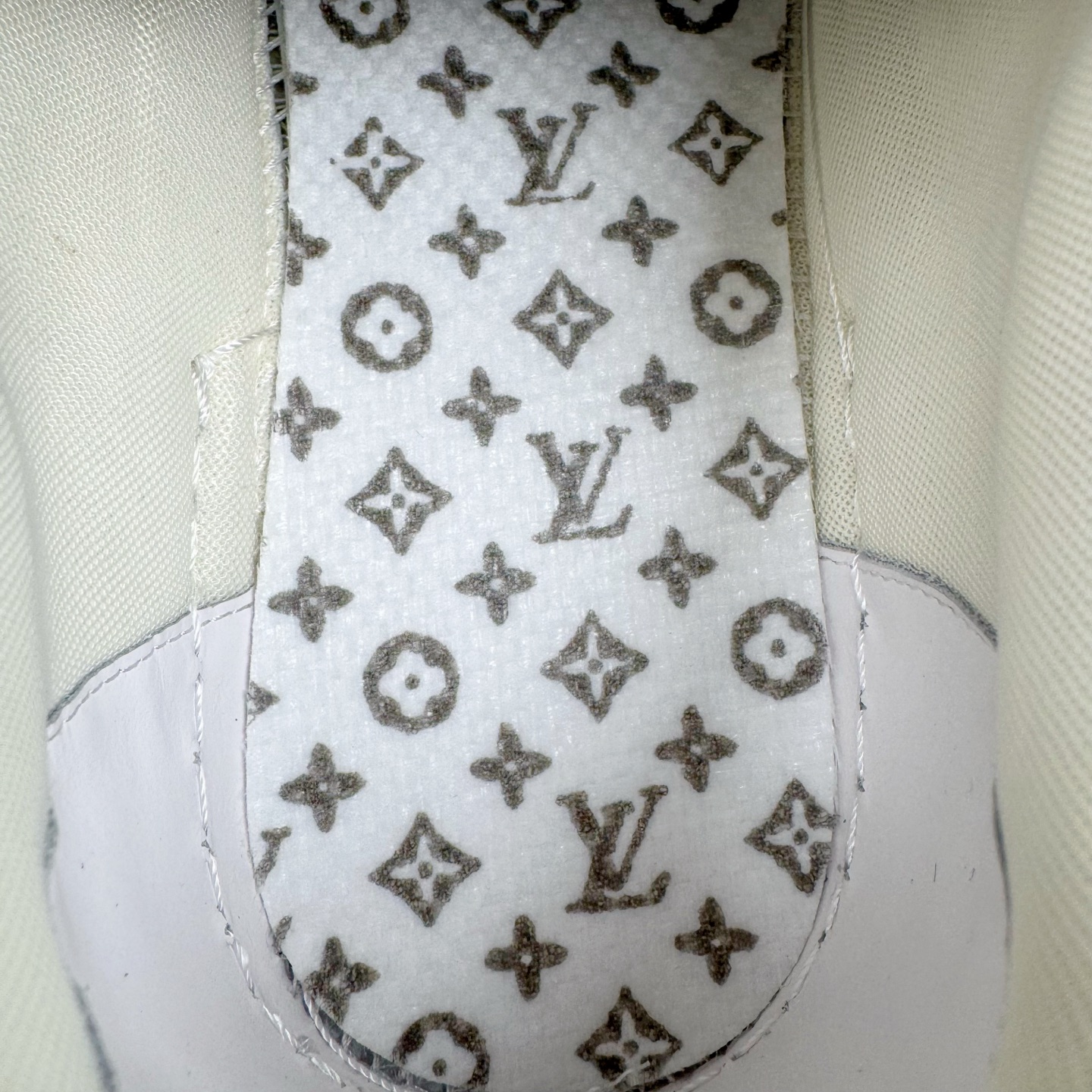 Louis Vuitton  LV Trainer 路易威登 低筒 休闲鞋 板鞋 运动鞋 男鞋 女鞋 白色生胶 1AHTS7